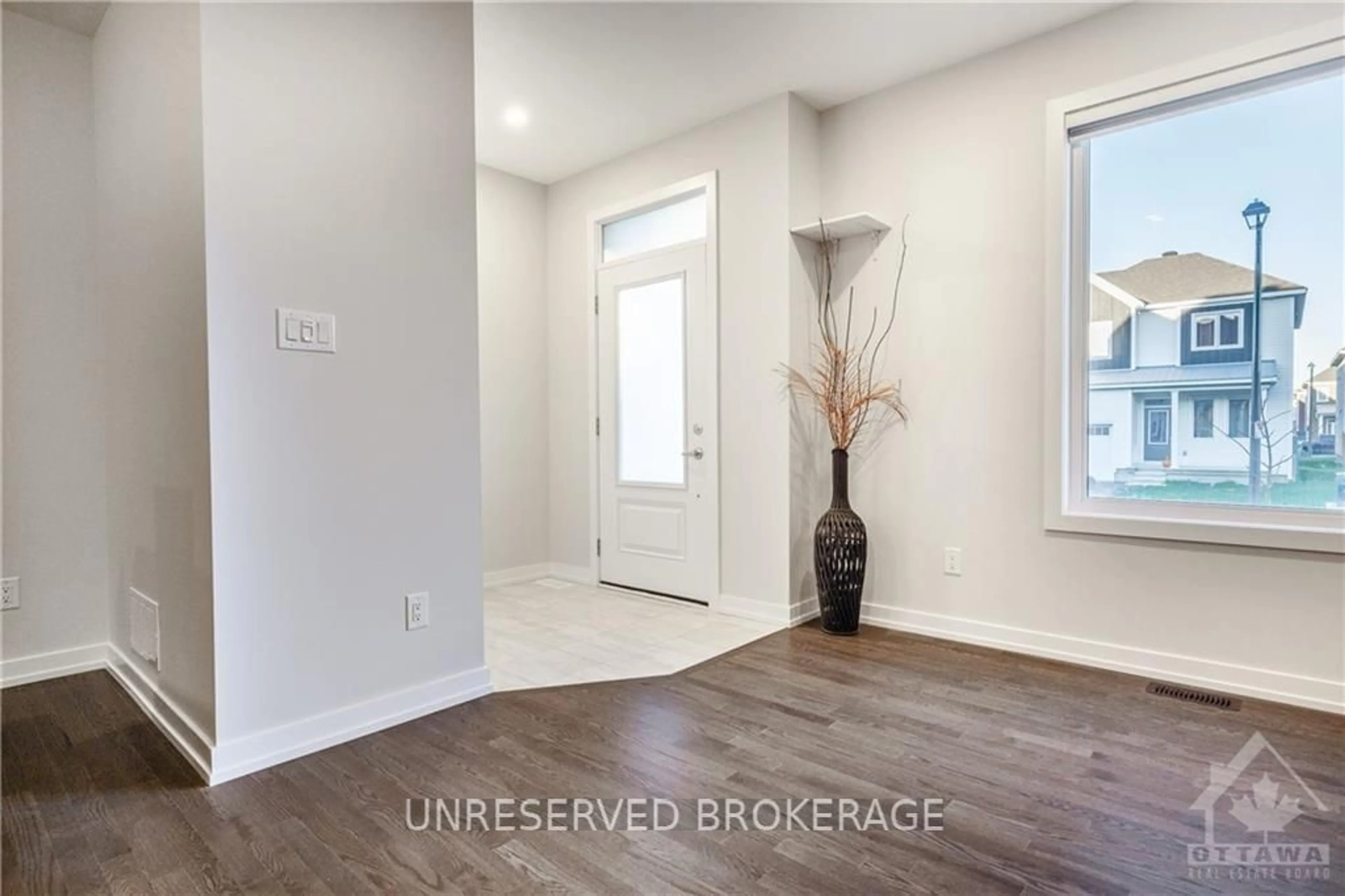 Indoor entryway, wood floors for 45 CHASING Grve, Stittsville - Munster - Richmond Ontario K0A 2Z0