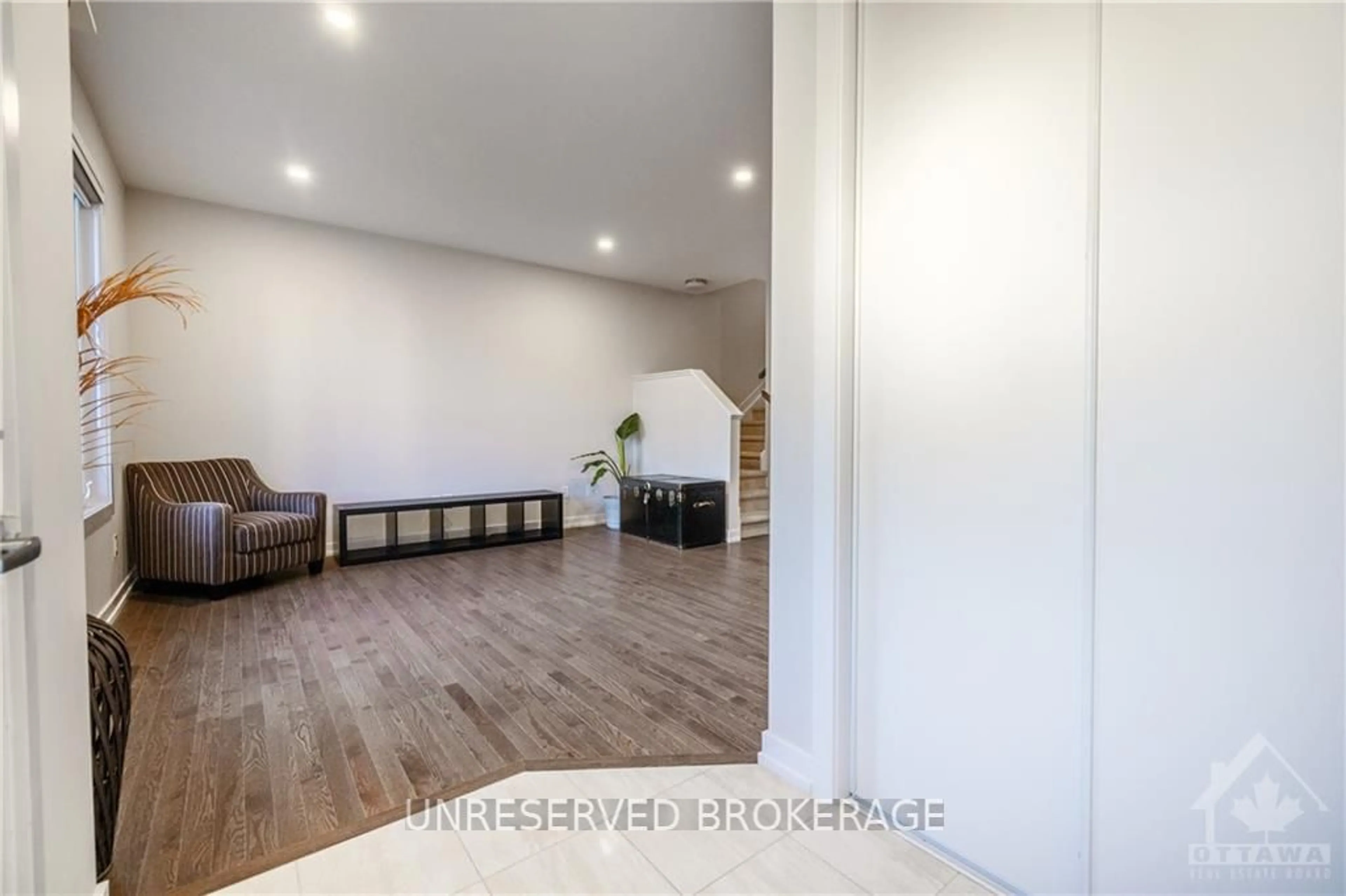 Indoor foyer, wood floors for 45 CHASING Grve, Stittsville - Munster - Richmond Ontario K0A 2Z0