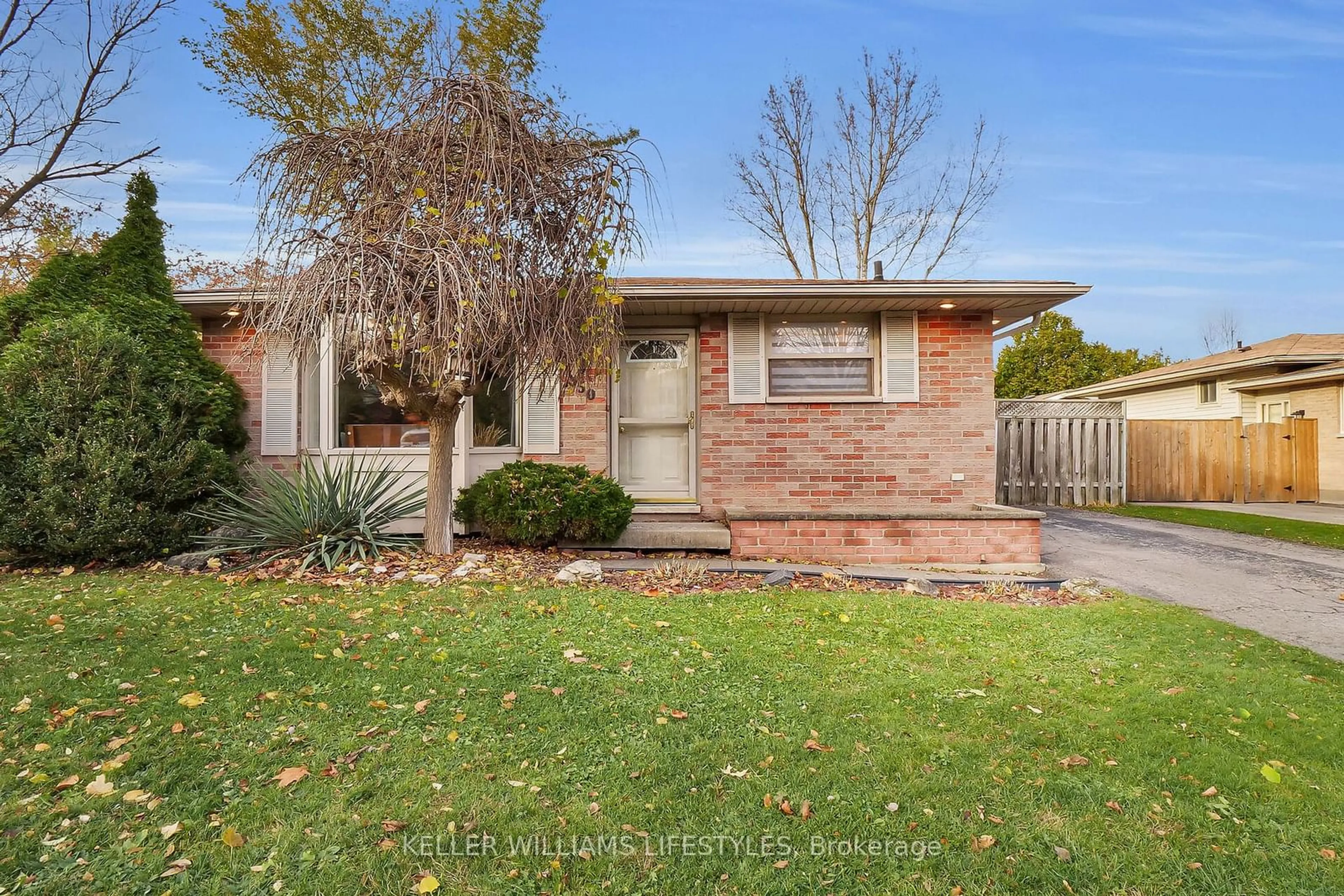 A pic from exterior of the house or condo, the fenced backyard for 350 Highview Cres, London Ontario N6J 4E4