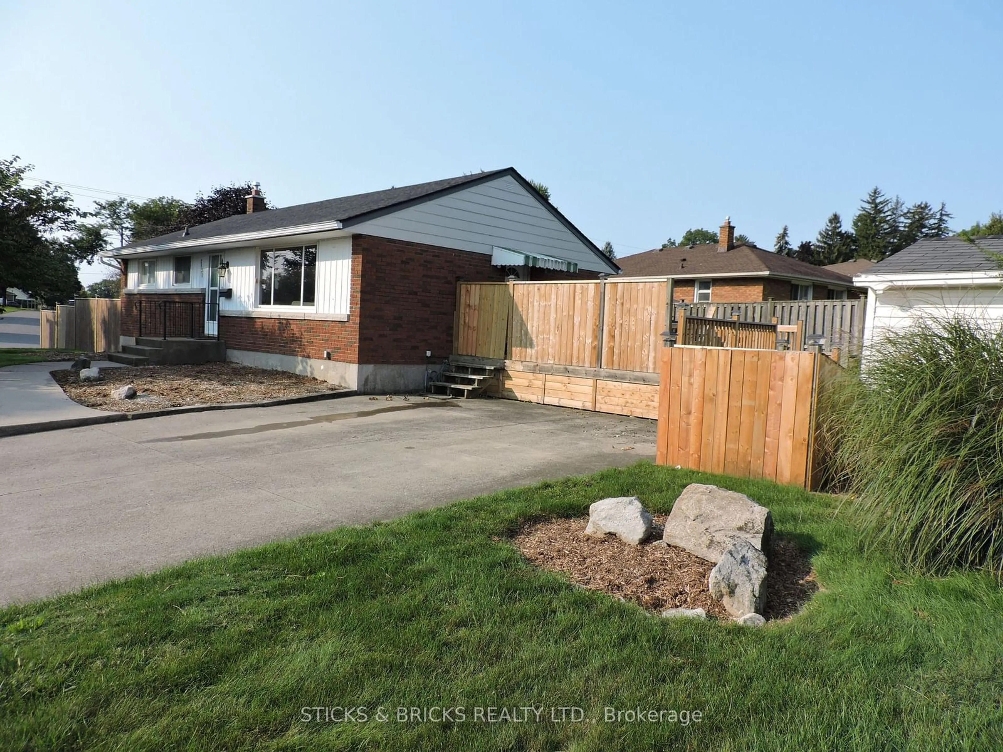 Frontside or backside of a home, the fenced backyard for 3137 Kingswood Cres, Niagara Falls Ontario L2J 2H5