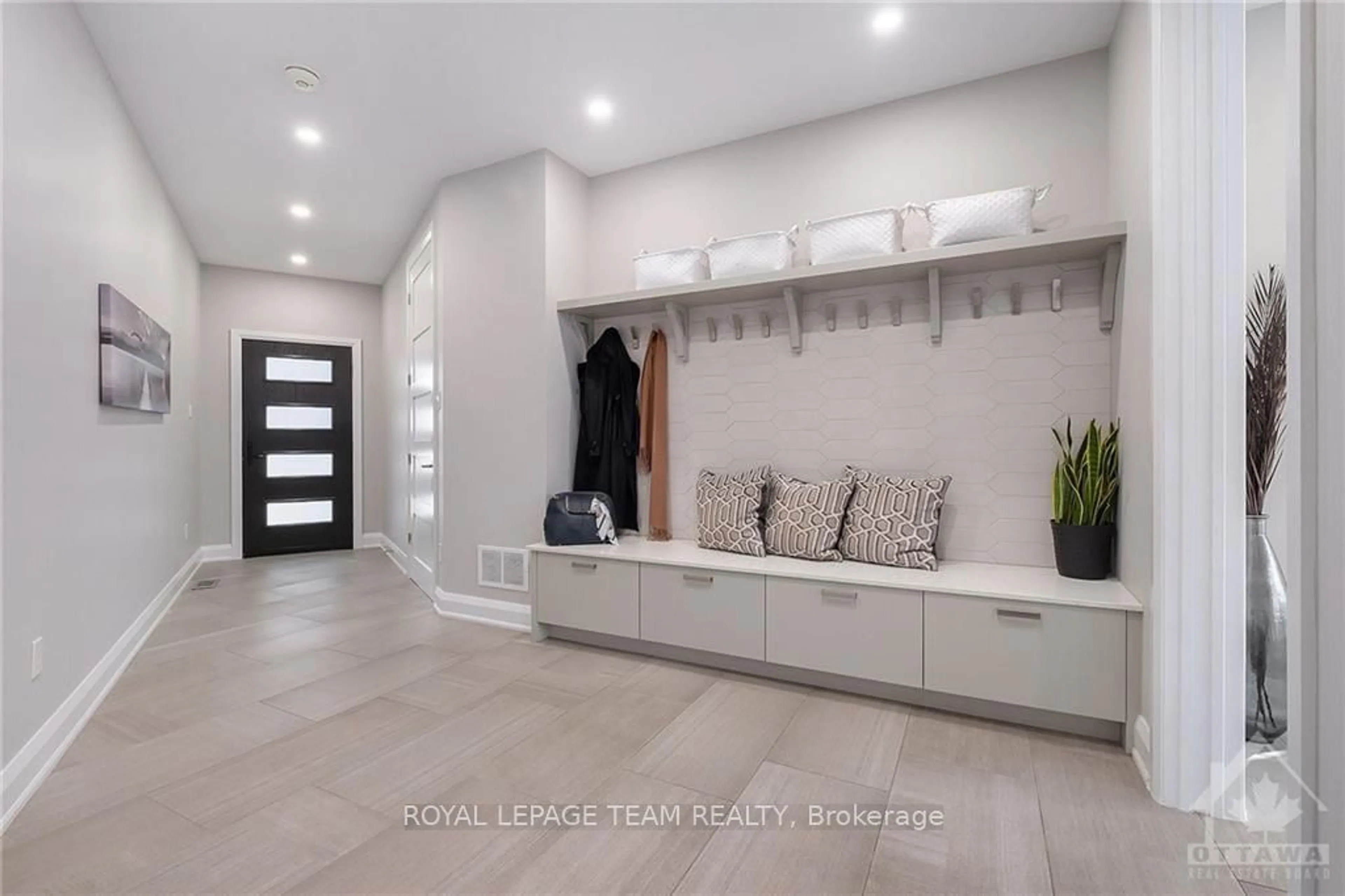 Indoor entryway, ceramic floors for 1670 ORTONA Ave, Mooneys Bay - Carleton Heights and Area Ontario K2C 1W7