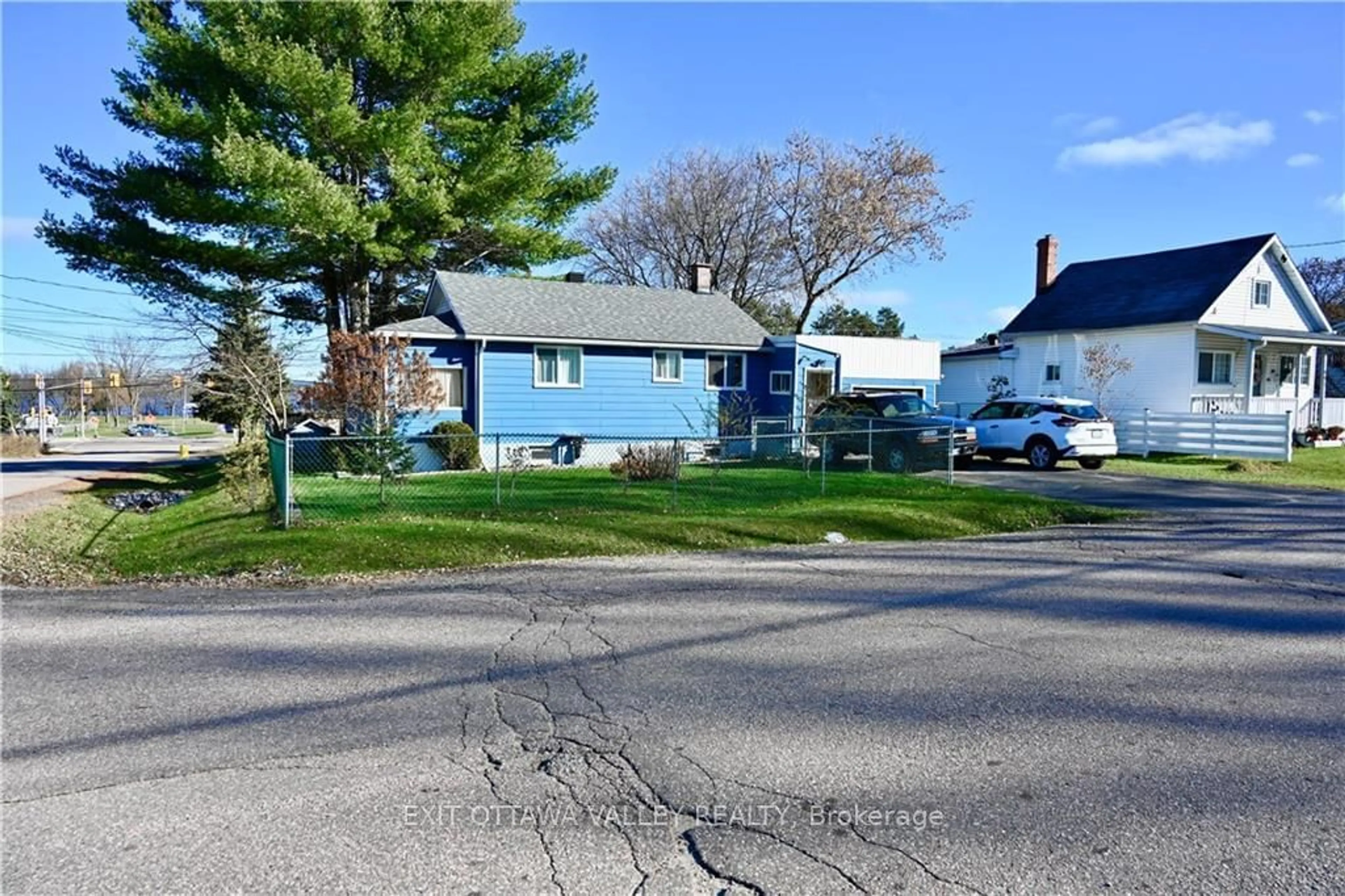 A pic from exterior of the house or condo, the street view for 225 GEORGE St, Pembroke Ontario K8A 5J7