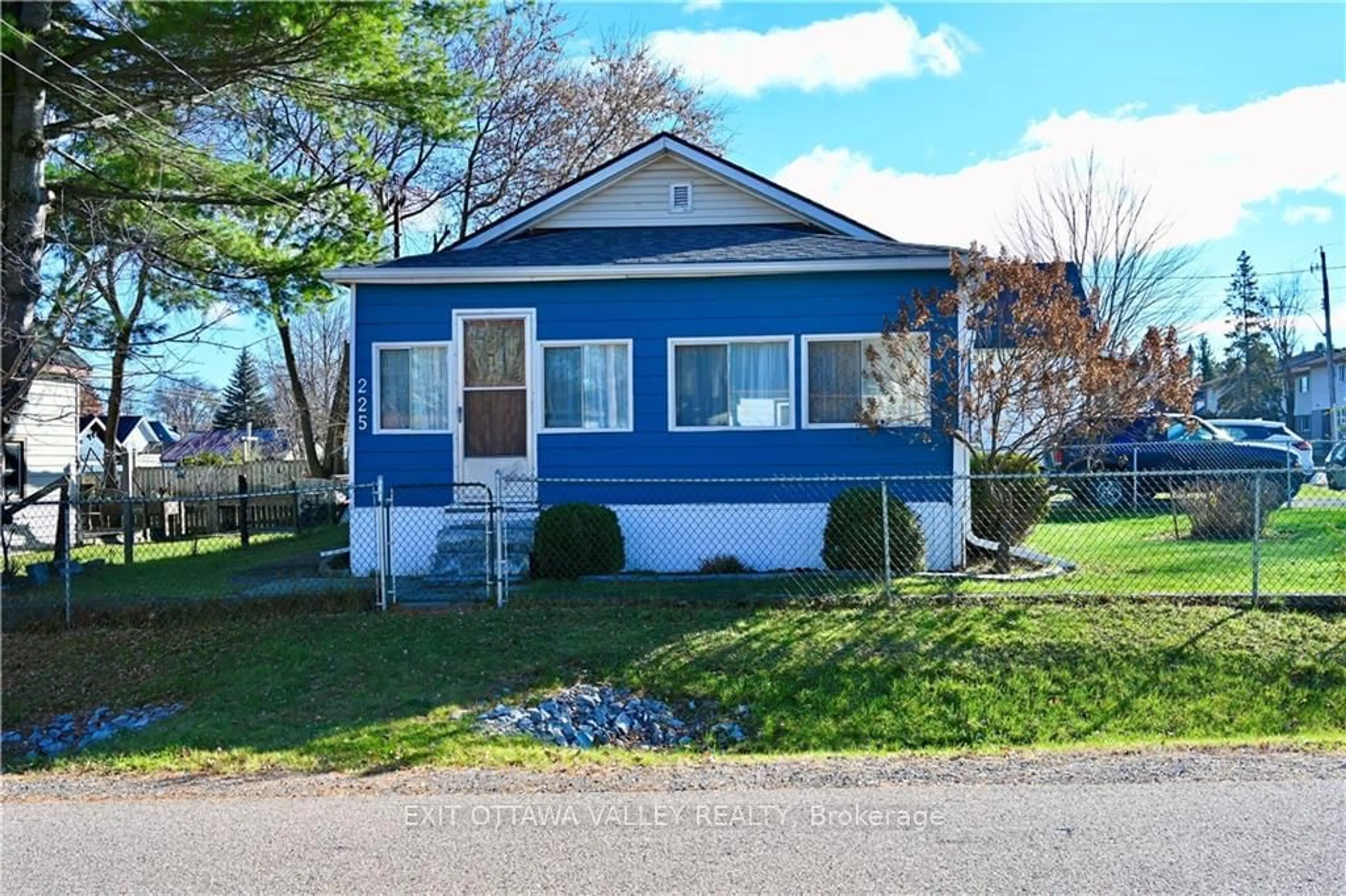 A pic from exterior of the house or condo, cottage for 225 GEORGE St, Pembroke Ontario K8A 5J7