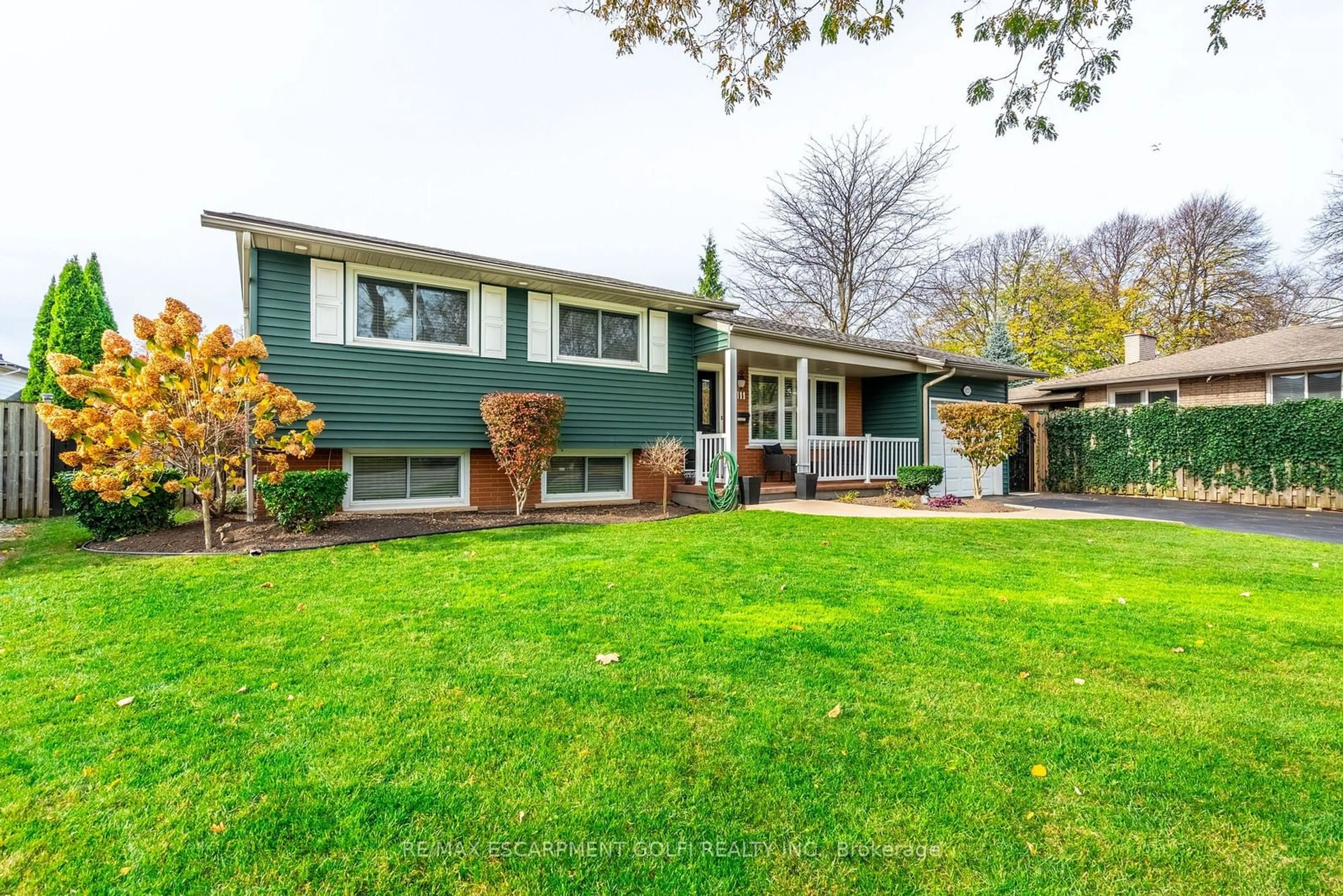 Frontside or backside of a home, the fenced backyard for 4111 LONDON Crt, Niagara Falls Ontario L2E 6K3