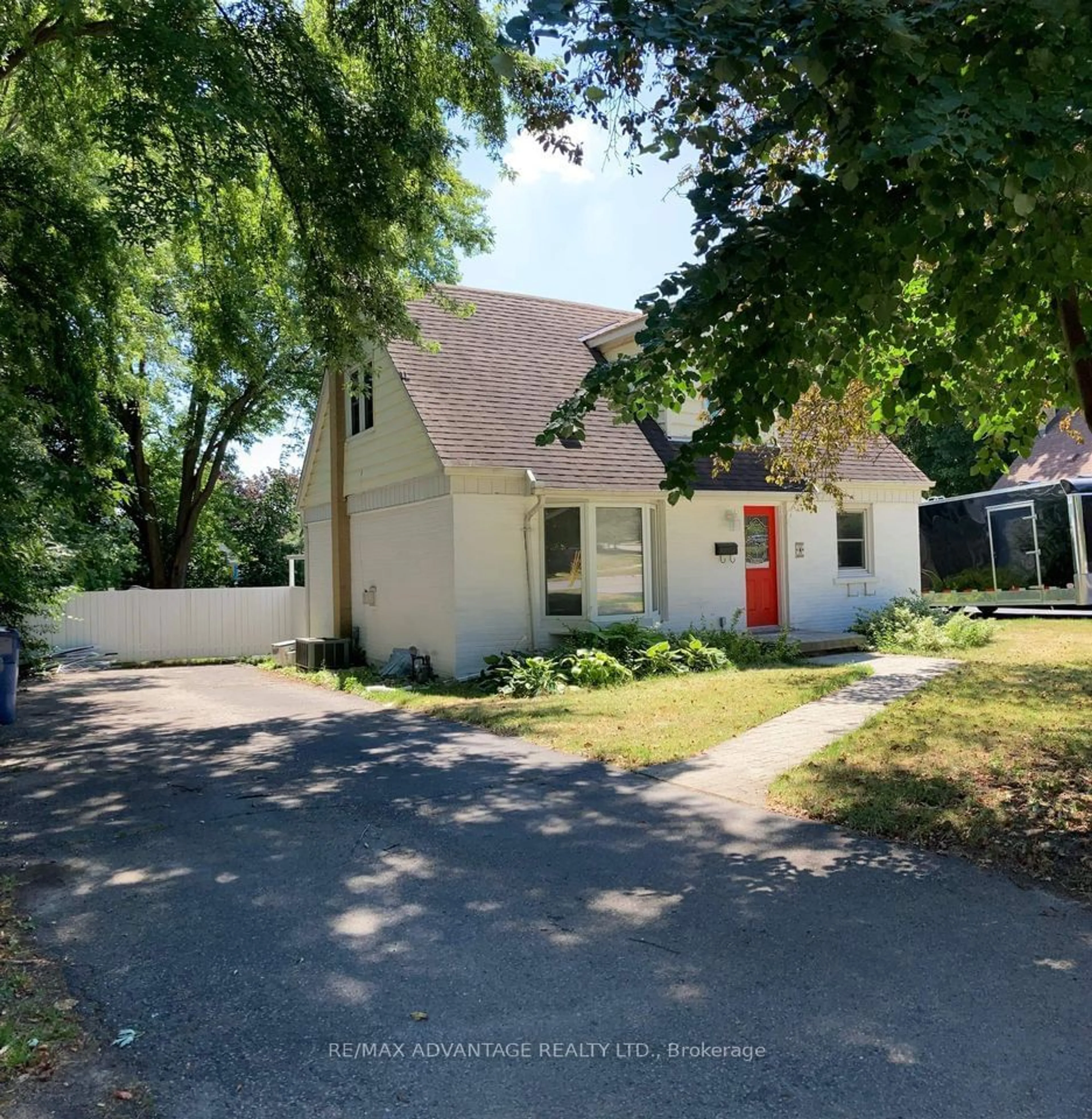 Frontside or backside of a home, cottage for 4 Lincoln Cres, Guelph Ontario N1E 1Y8