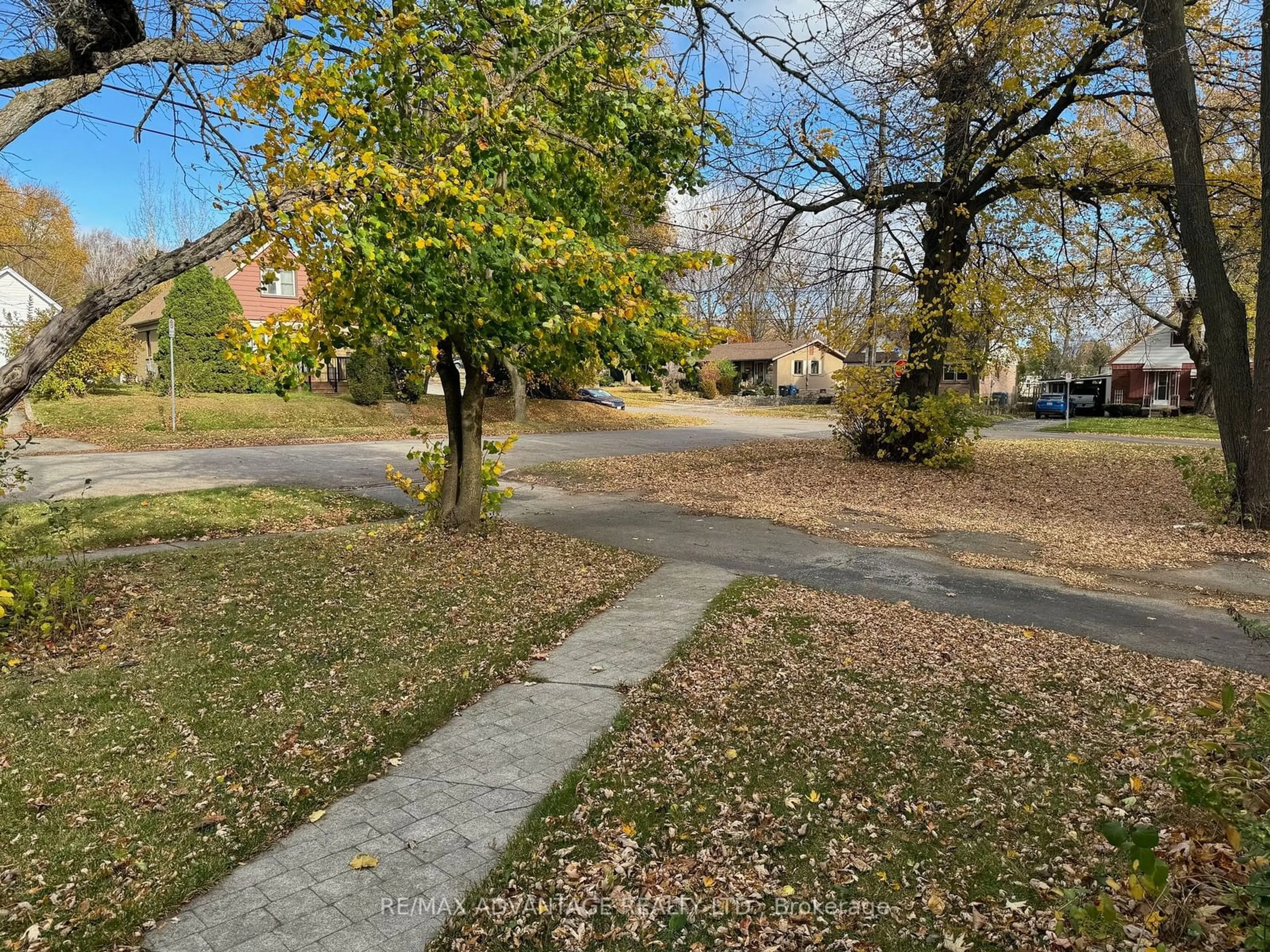 A pic from exterior of the house or condo, the street view for 4 Lincoln Cres, Guelph Ontario N1E 1Y8