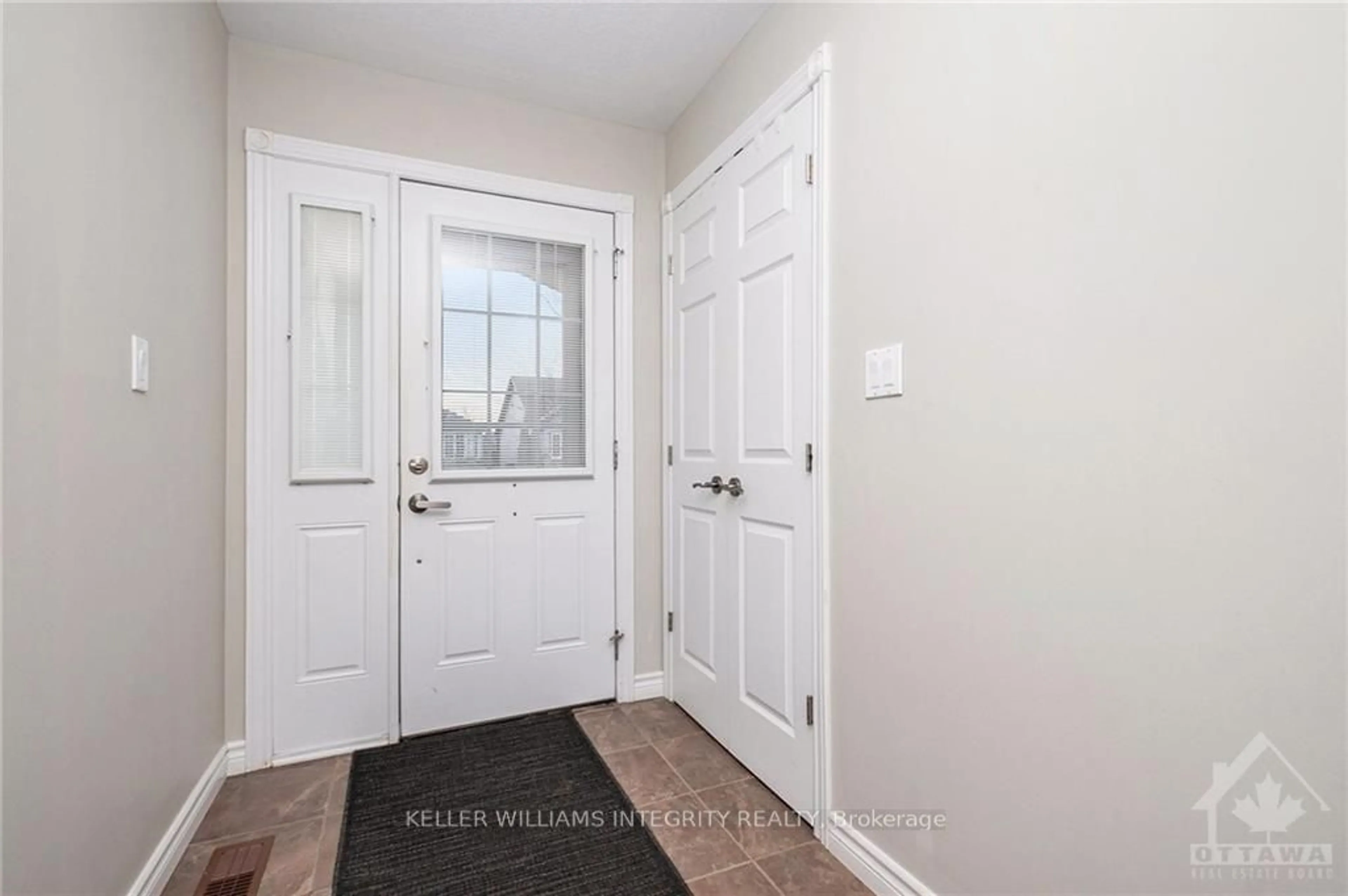 Indoor entryway, wood floors for 11 WESTERRA Way, North Grenville Ontario K0G 1J0