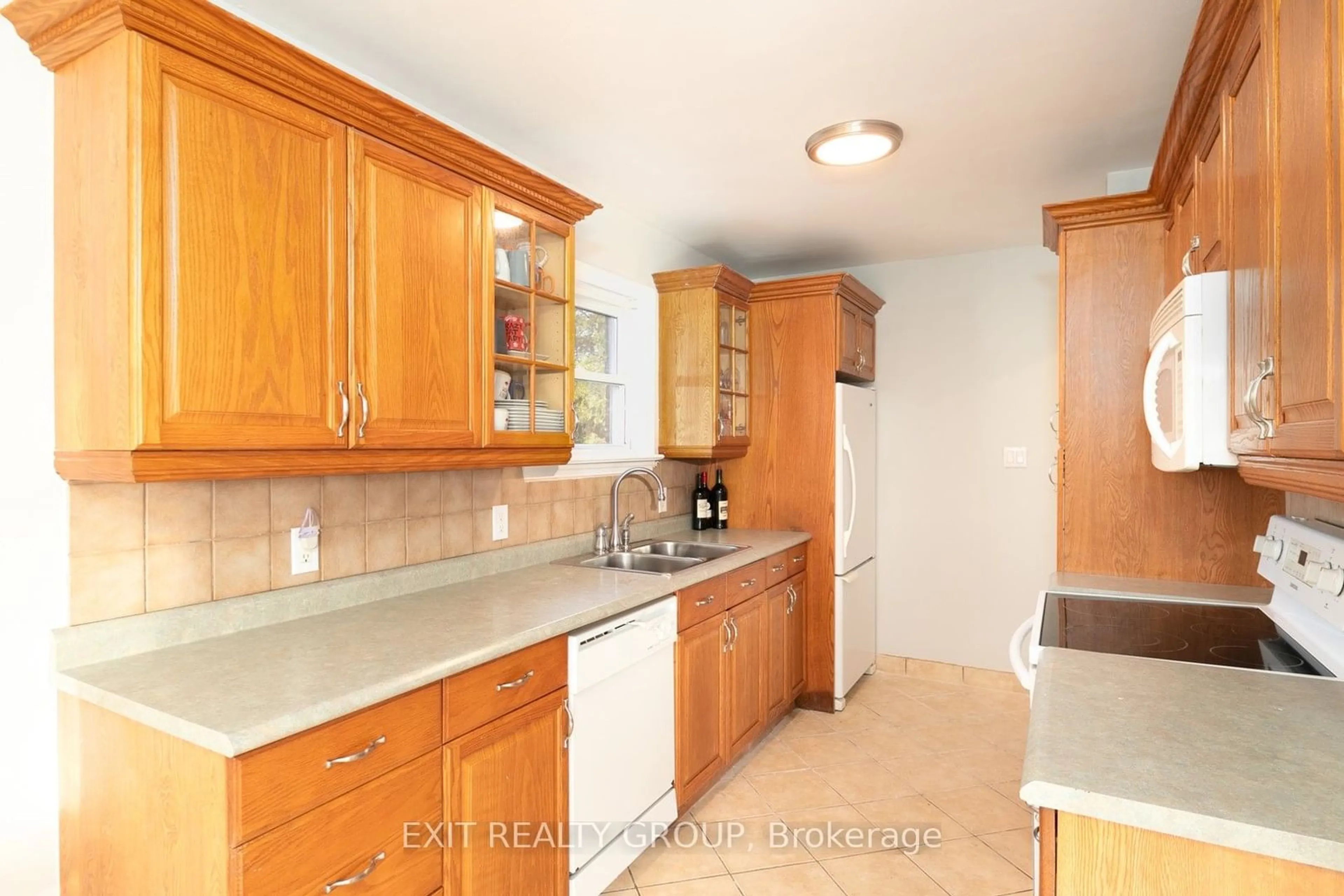 Kitchen, wood floors, cottage for 174 Dixon Dr, Quinte West Ontario K8V 1X3