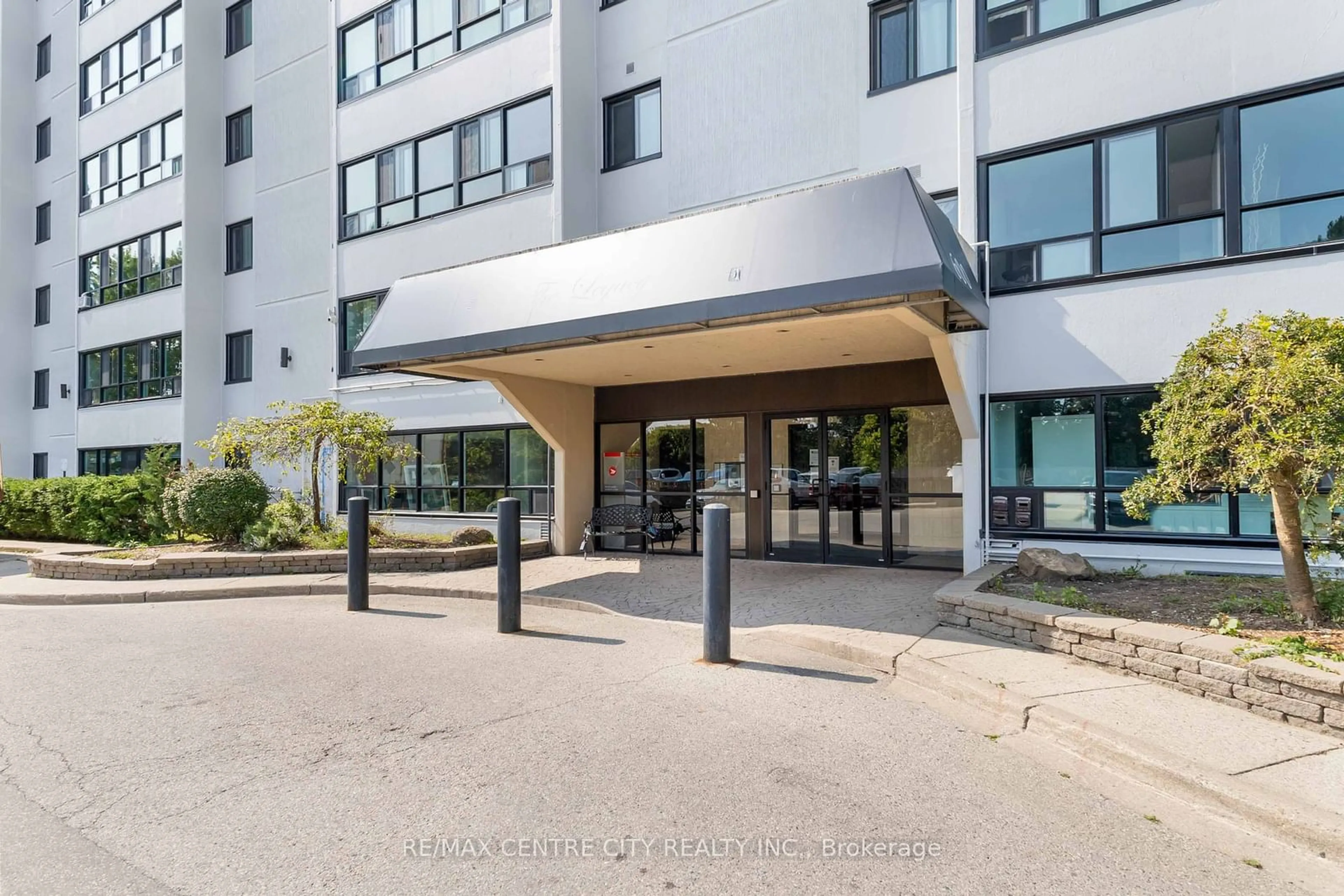 Indoor foyer for 600 Grenfell Dr #502, London Ontario N5X 2R8