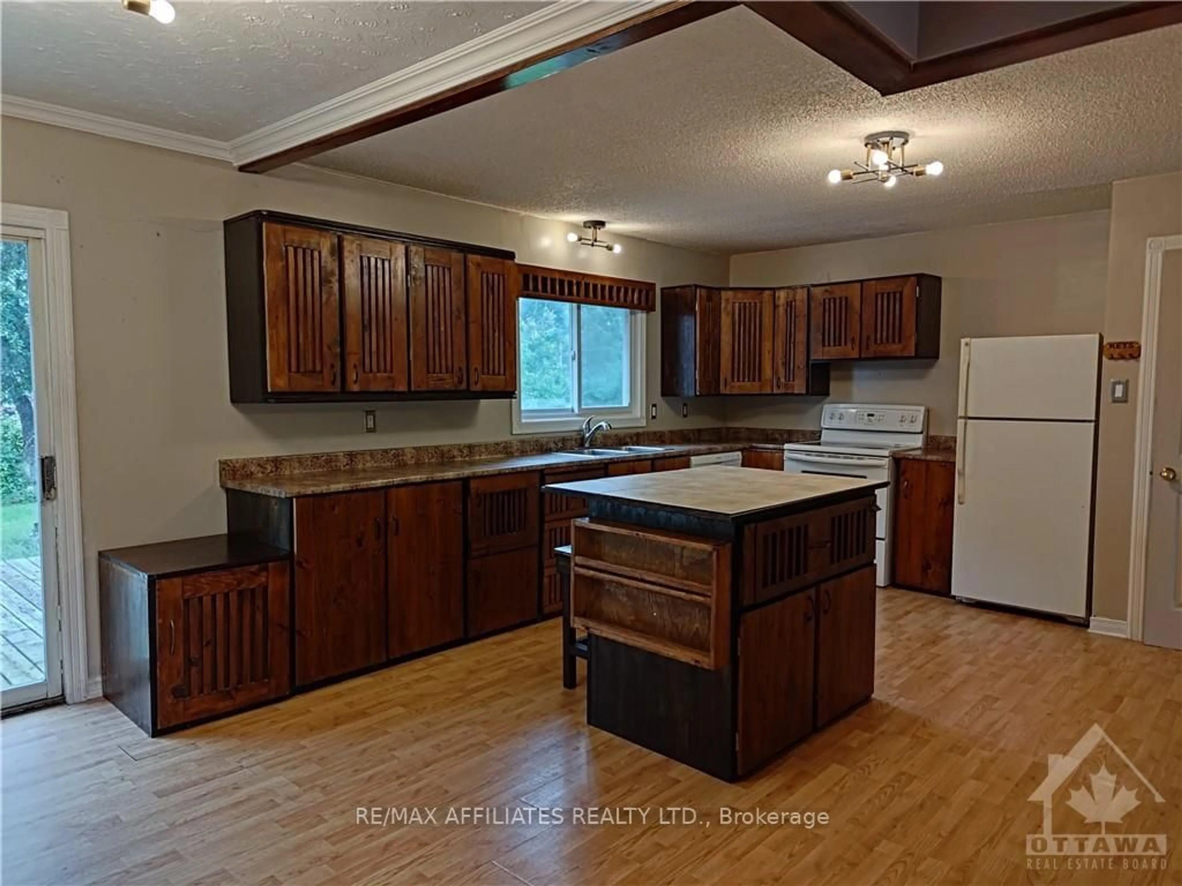 Standard kitchen, wood floors, cottage for 1517 MAYRENE Cres, Greely - Metcalfe - Osgoode - Vernon and Area Ontario K4P 1B2