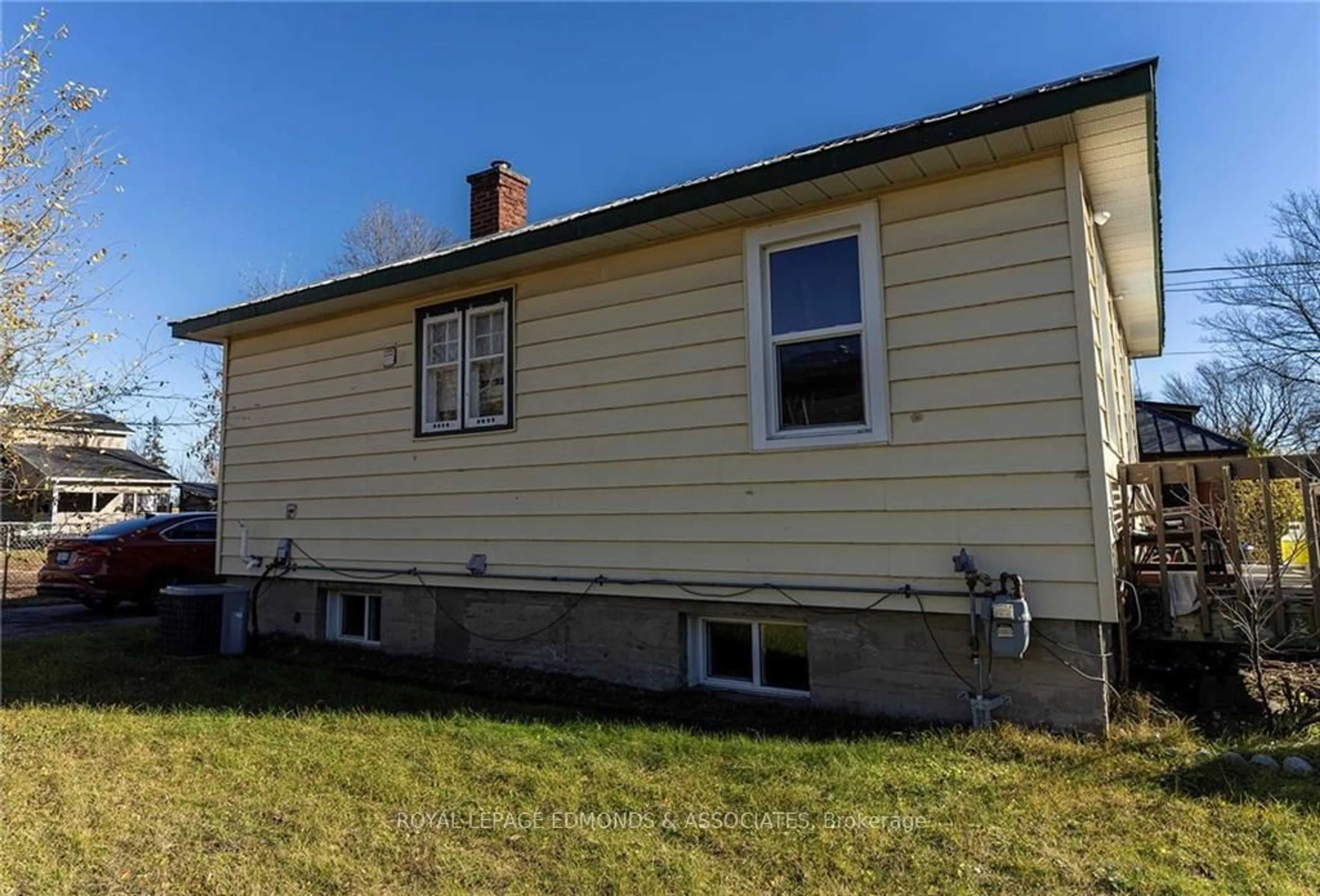 Frontside or backside of a home, the front or back of building for 671 GORDON St, Pembroke Ontario K8A 6J7