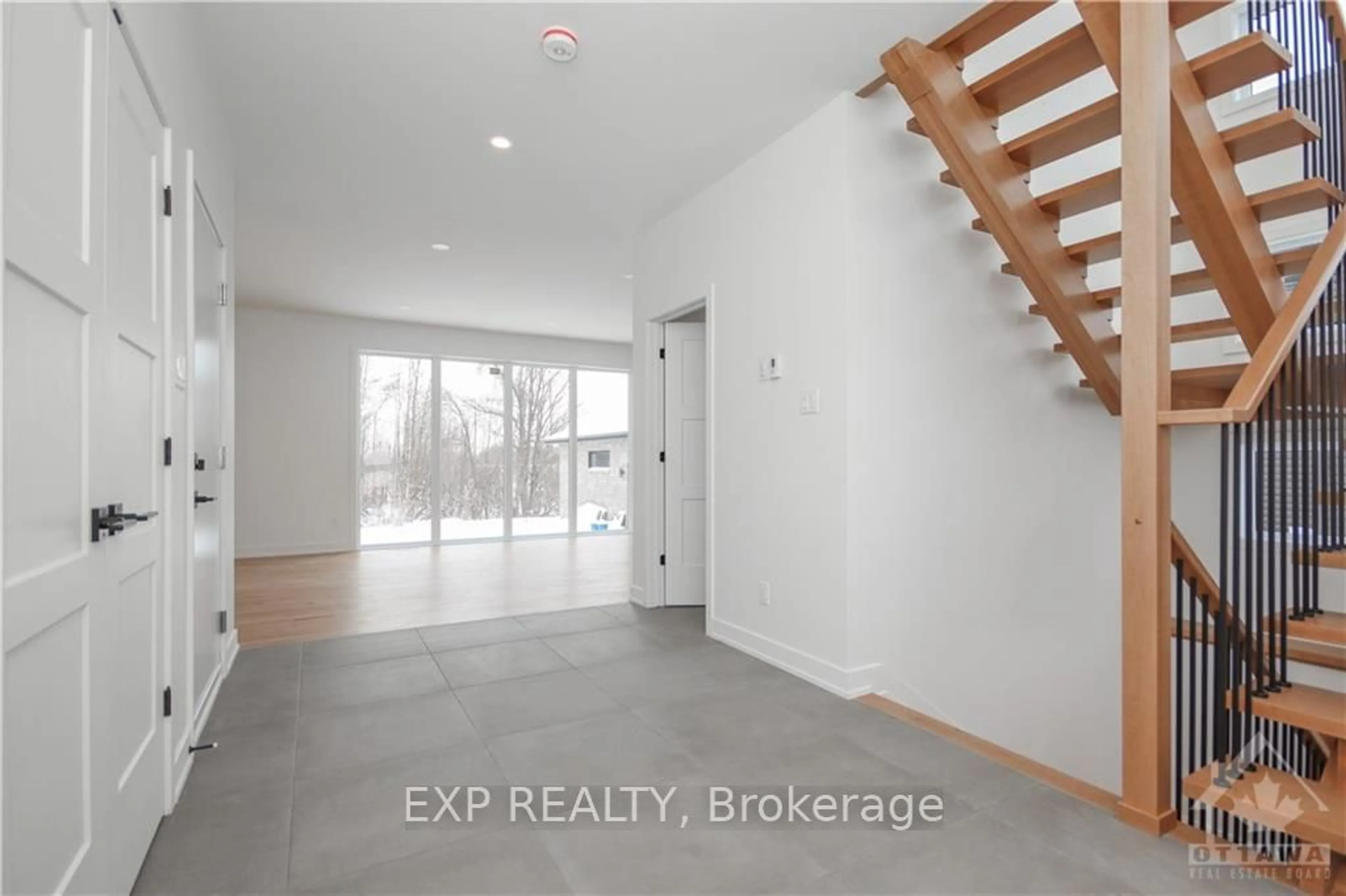 Indoor entryway, cement floor for 532 BARRAGE St, The Nation Ontario K0A 1M0