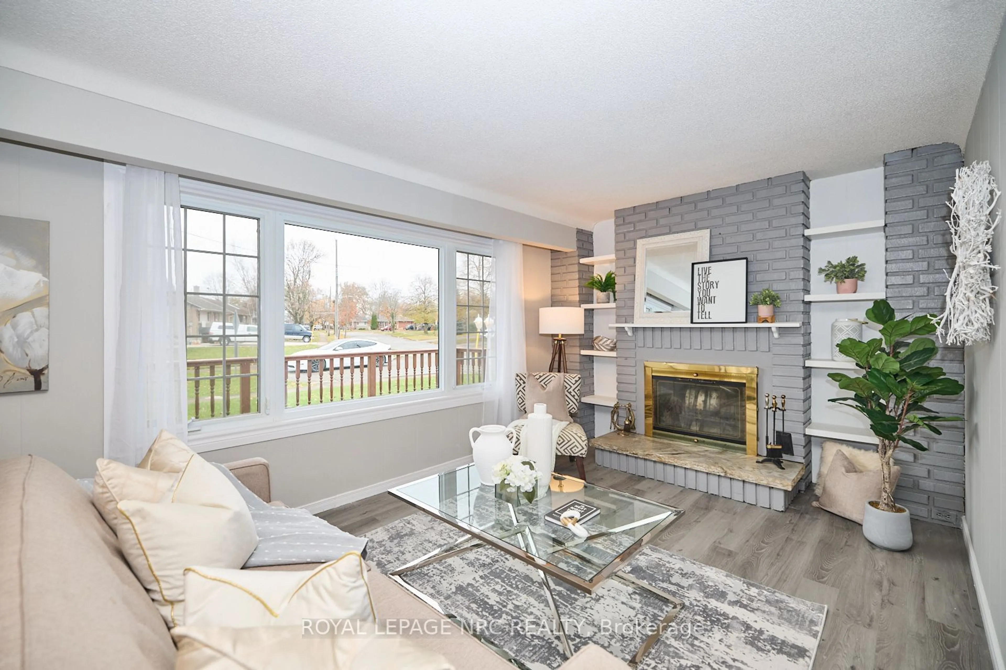 Living room, wood floors for 7405 Susan Cres, Niagara Falls Ontario L2G 3H5