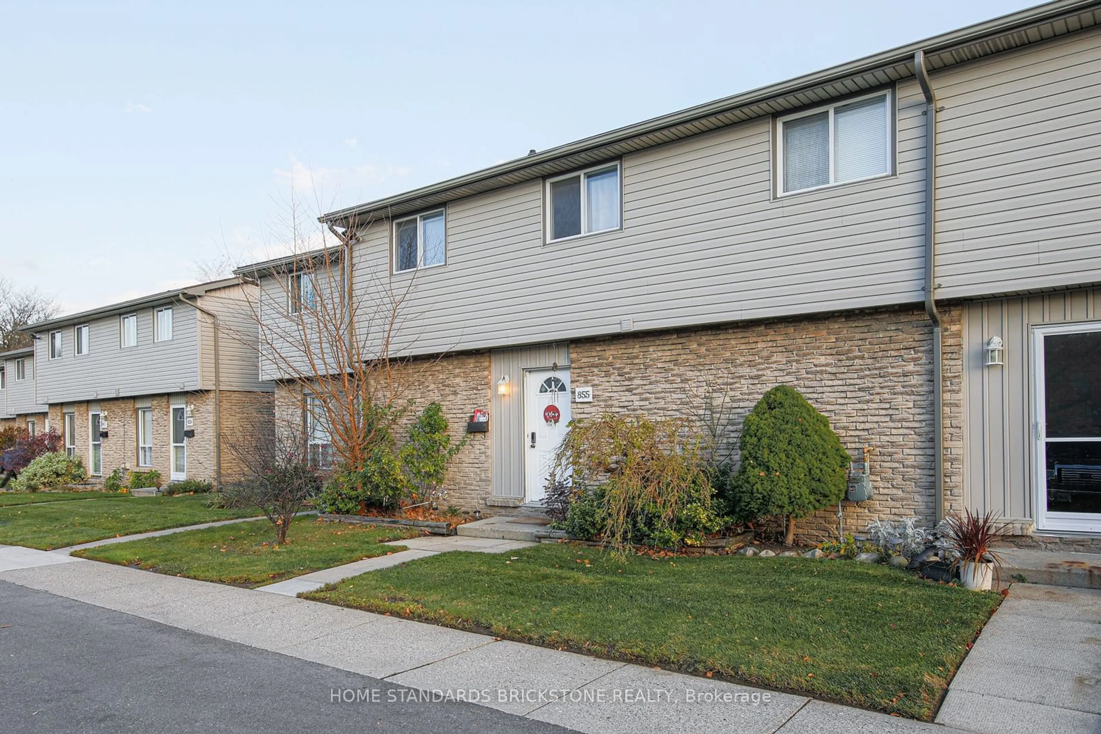 A pic from exterior of the house or condo, the street view for 855 Southdale Rd #33, London Ontario N6E 1V7