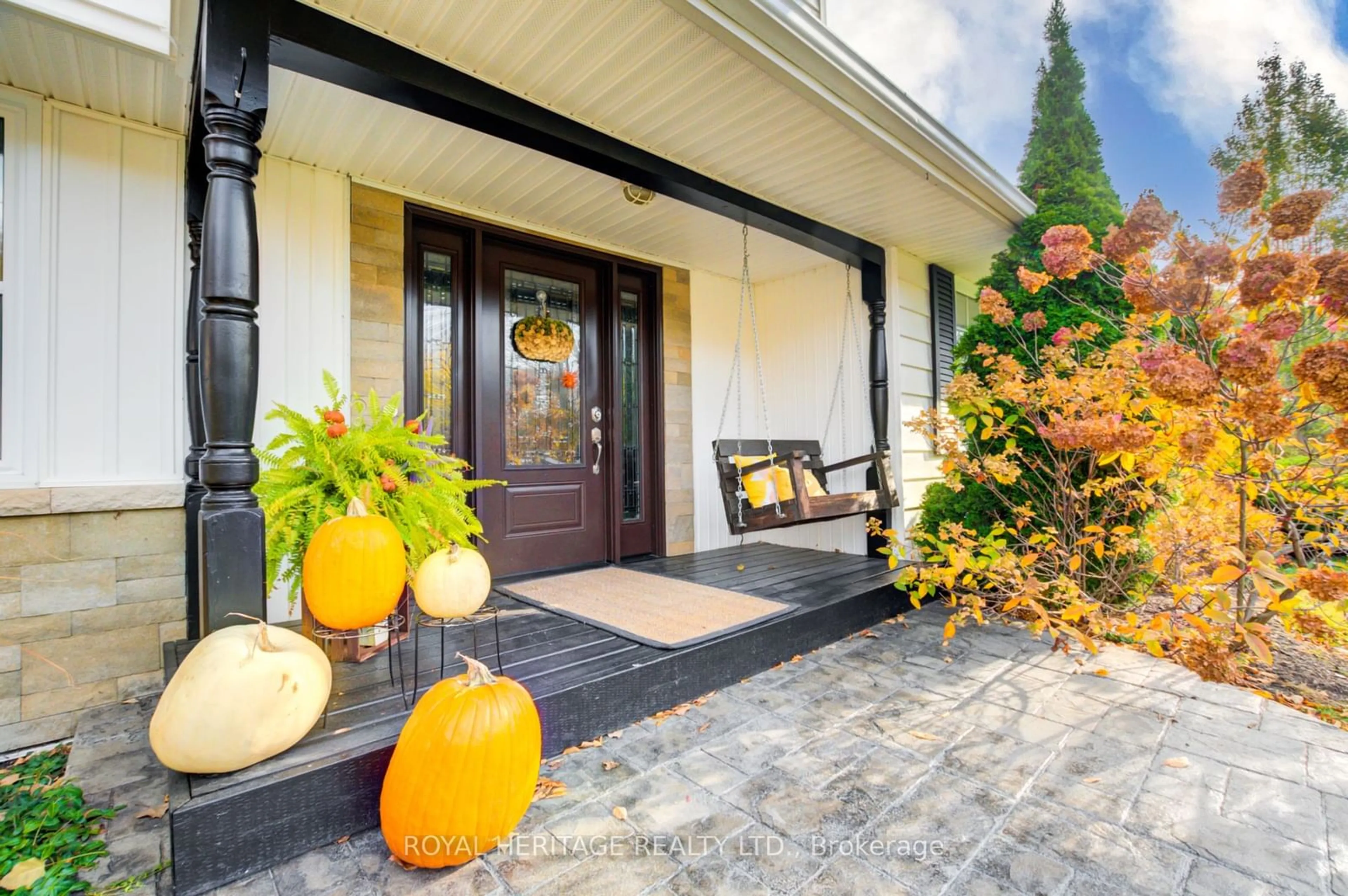 Indoor entryway, wood floors for 16 Wayne Cres, Quinte West Ontario K0K 1L0