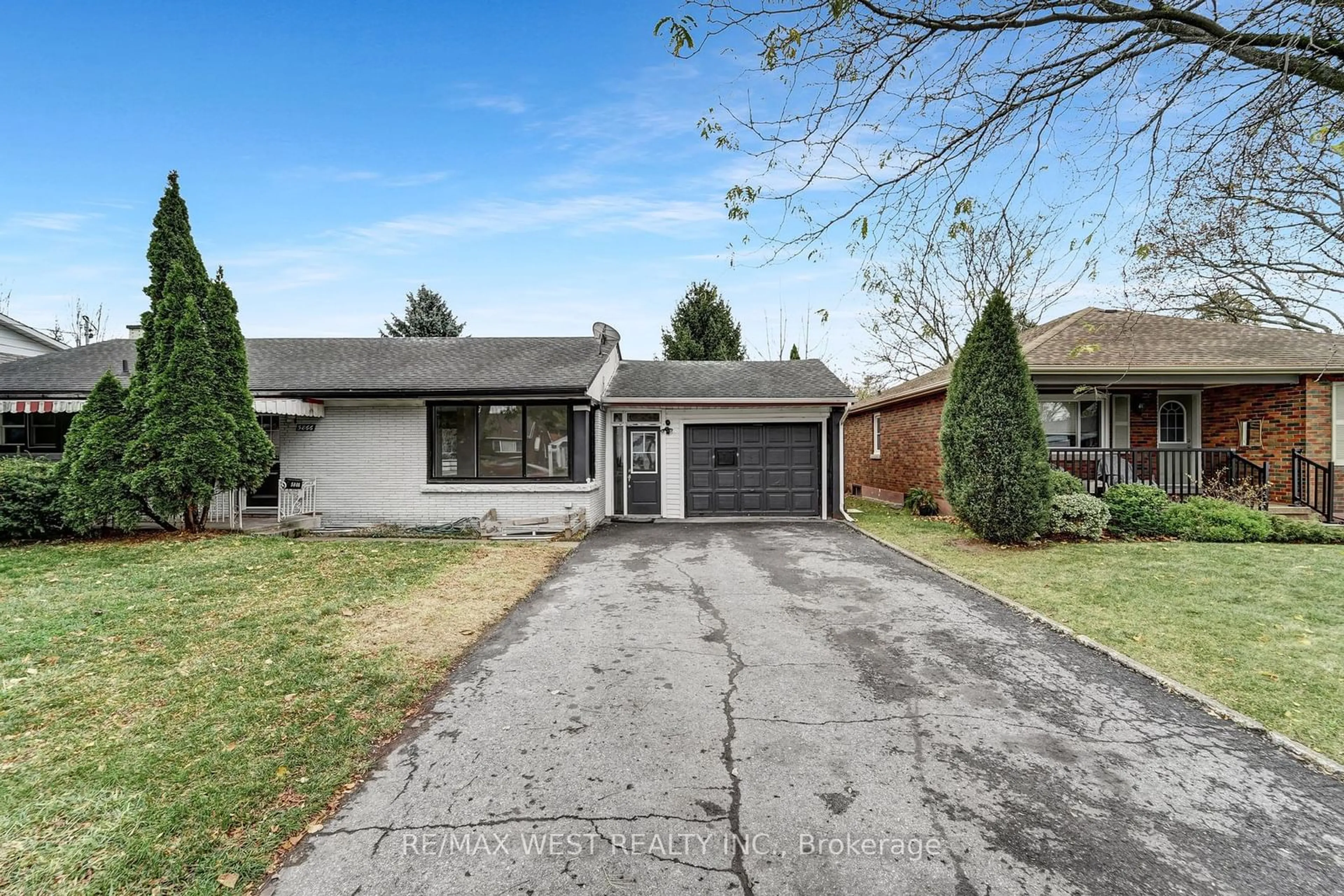 Frontside or backside of a home, cottage for 5866 Valley Way, Niagara Falls Ontario L2E 1Y1