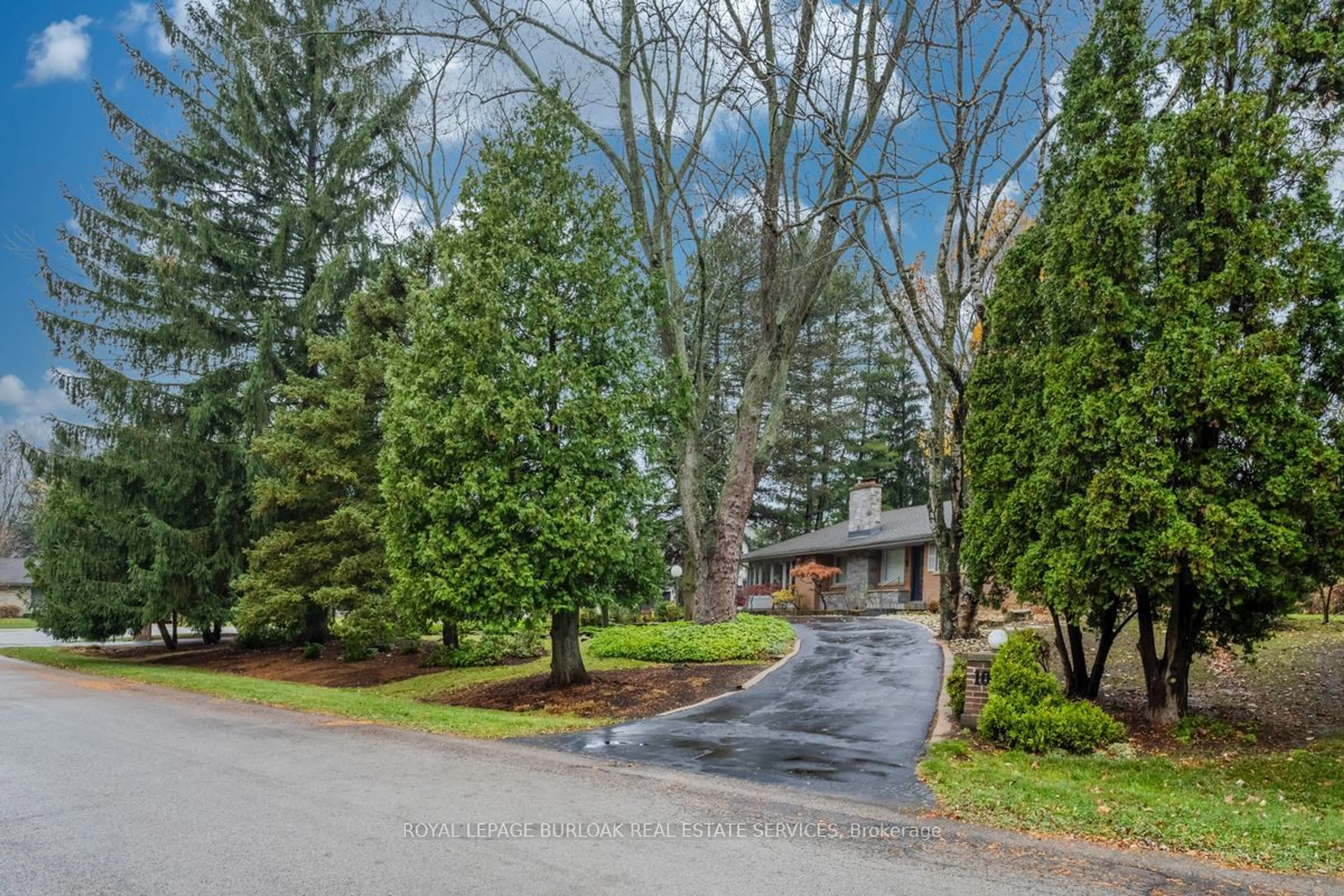 A pic from exterior of the house or condo, the street view for 103 Mcgregor Cres, Hamilton Ontario L9G 1B3