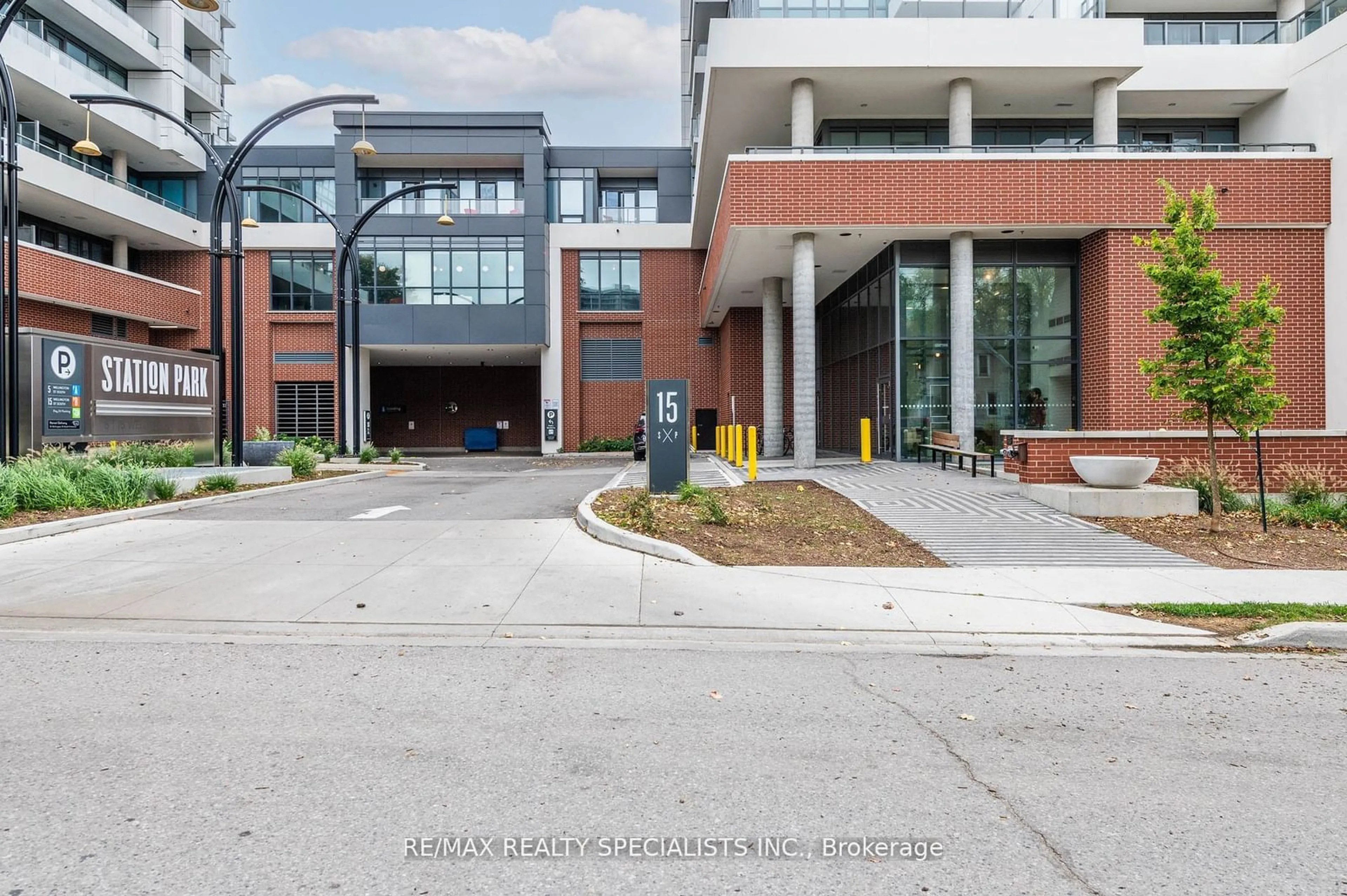 A pic from exterior of the house or condo, the front or back of building for 15 Wellington St #2804, Kitchener Ontario N2G 0E4