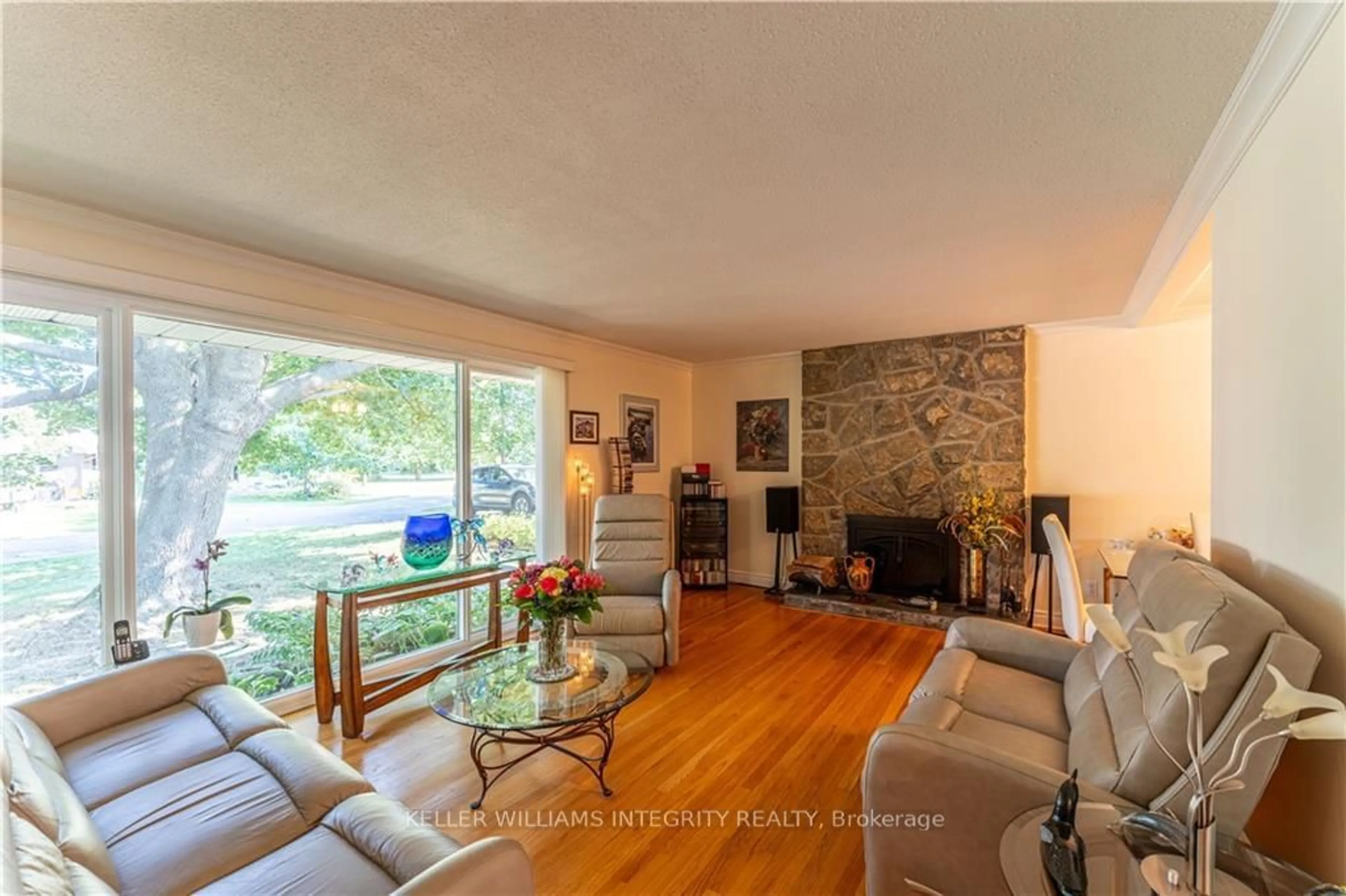 Living room, wood floors for 49 ELMSLEY Cres, Bells Corners and South to Fallowfield Ontario K2H 6T9