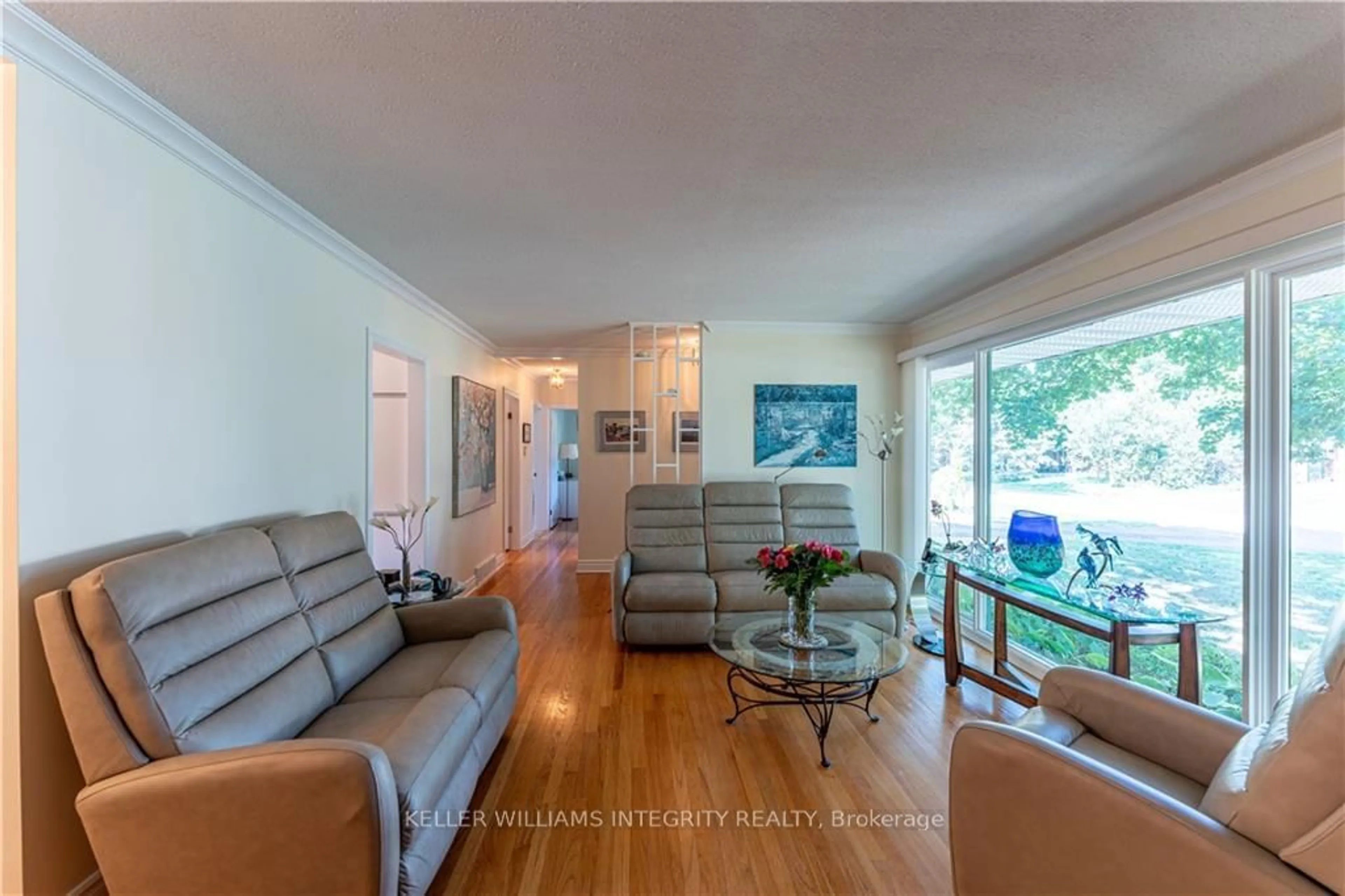 Living room, wood floors for 49 ELMSLEY Cres, Bells Corners and South to Fallowfield Ontario K2H 6T9