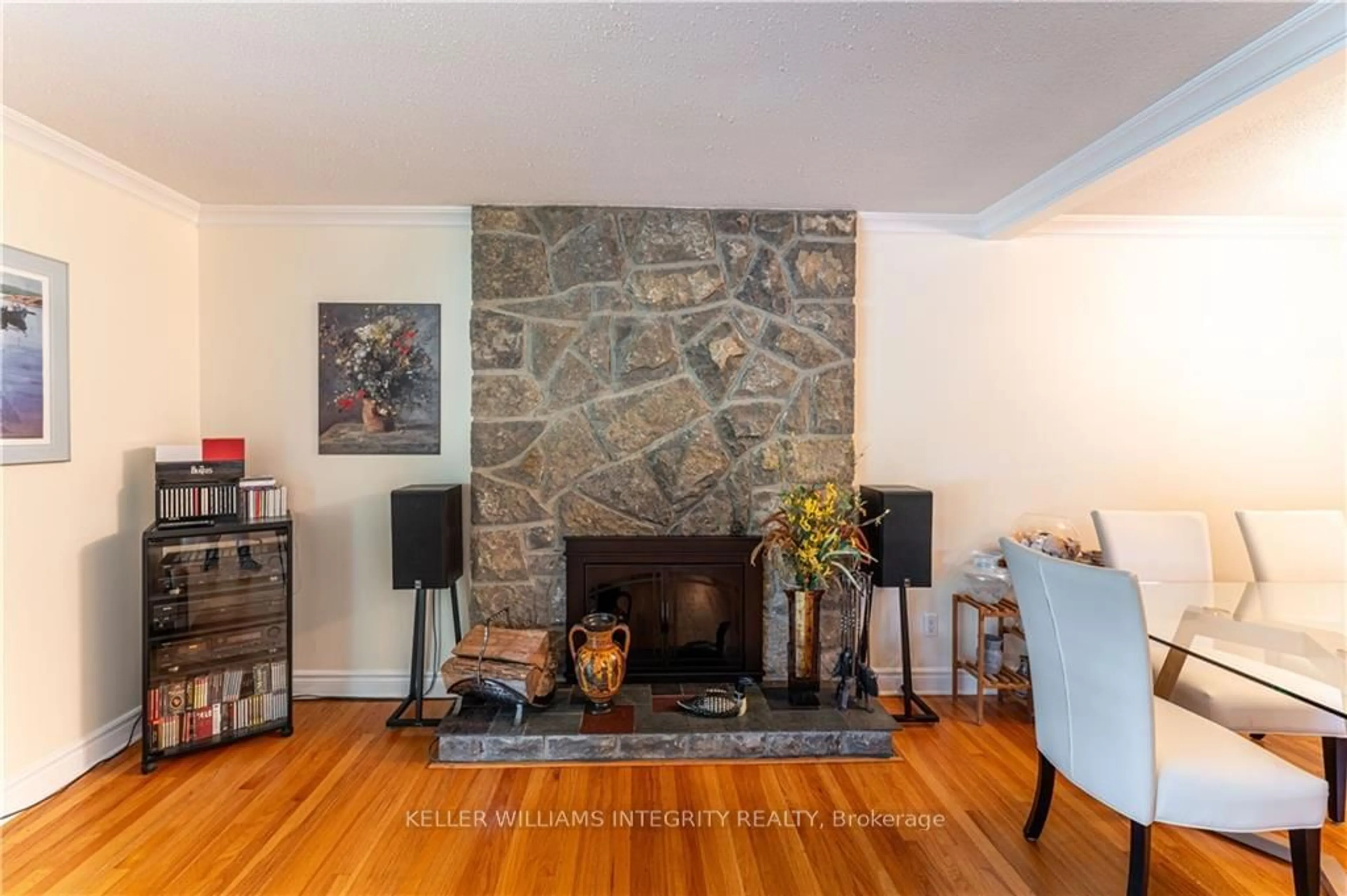 Living room, wood floors for 49 ELMSLEY Cres, Bells Corners and South to Fallowfield Ontario K2H 6T9