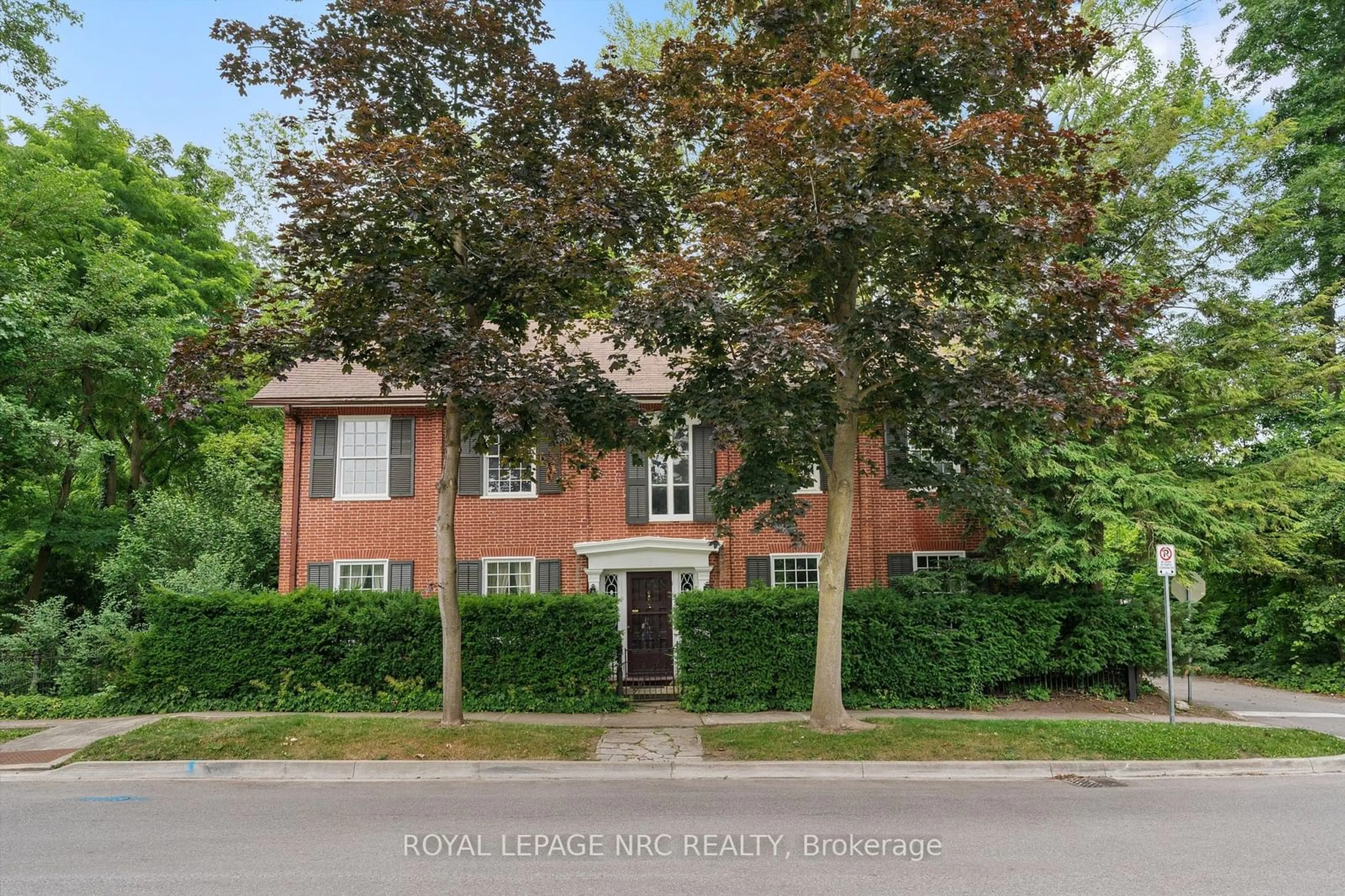 A pic from exterior of the house or condo, the street view for 93 Queenston St, Niagara-on-the-Lake Ontario L0S 1J0