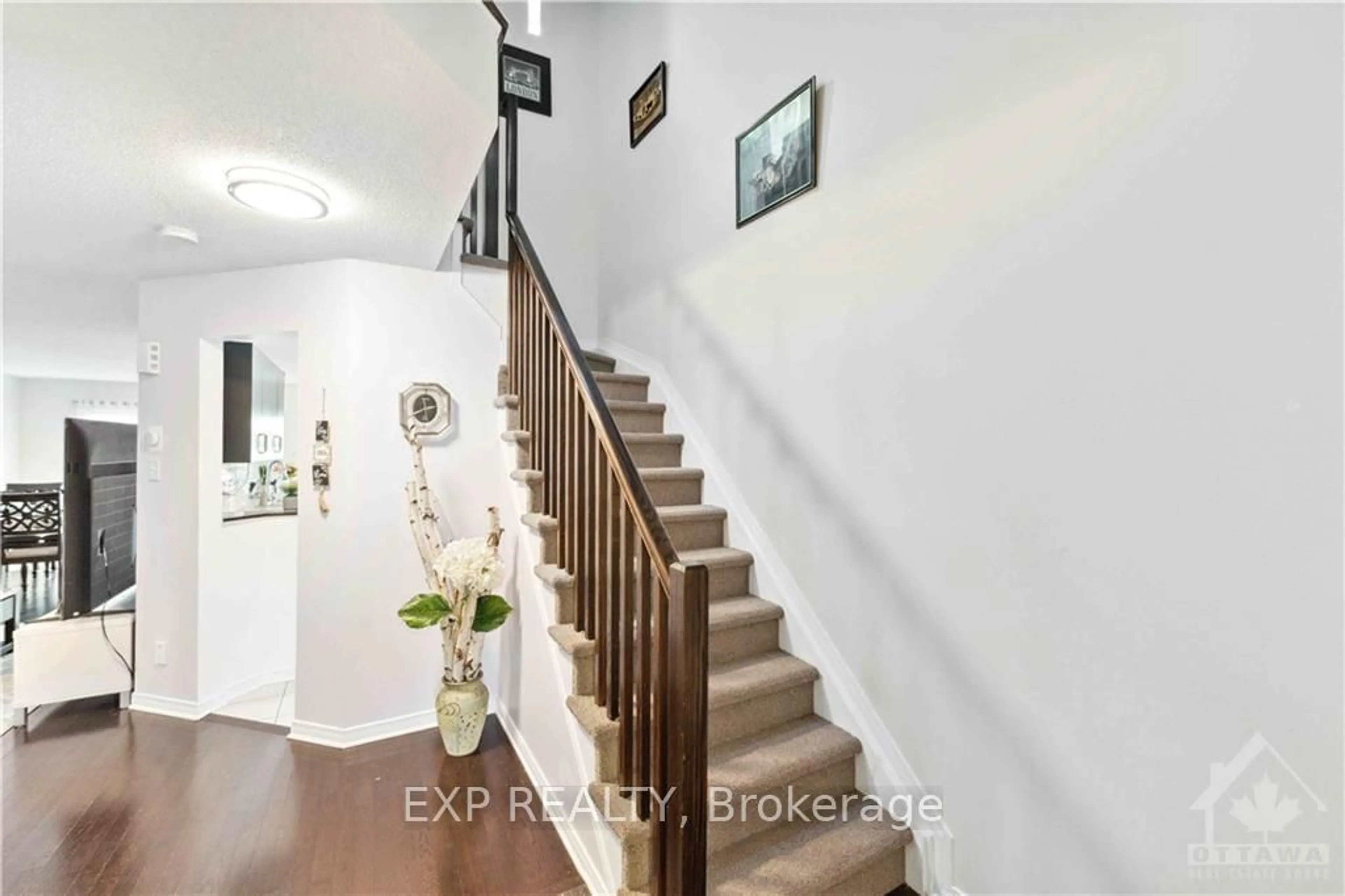 Indoor entryway, wood floors for 222 KINGSWELL St, Leitrim Ontario K1T 0L1