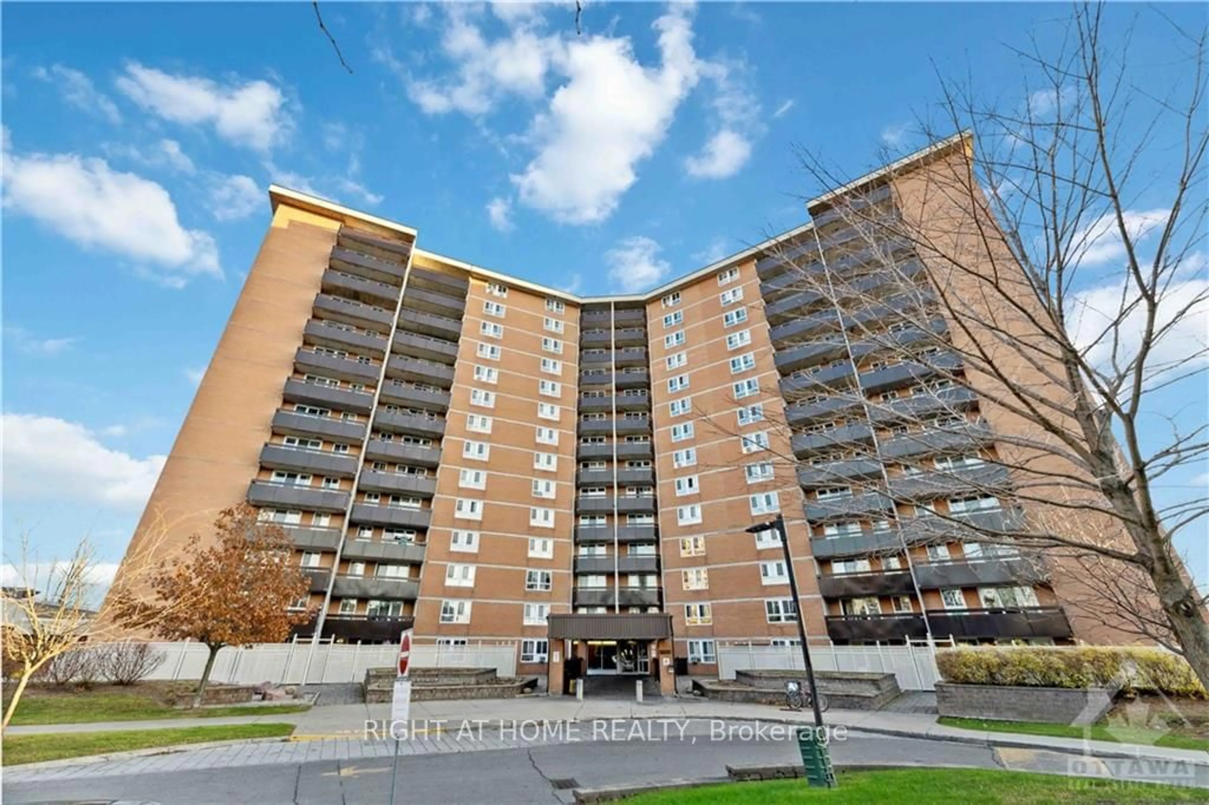 A pic from exterior of the house or condo, the front or back of building for 2000 JASMINE Cres #718, Beacon Hill North - South and Area Ontario K1J 8K4