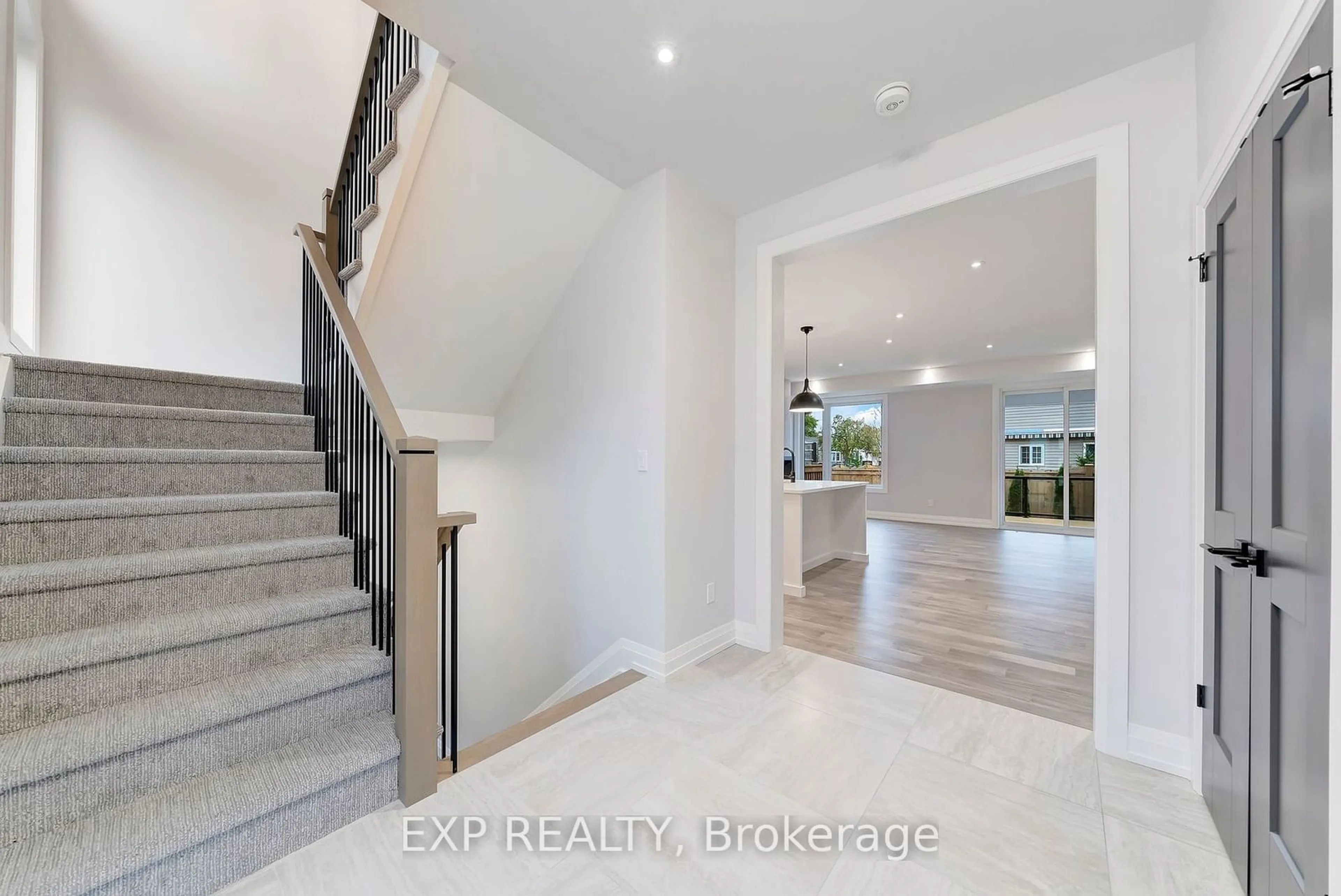 Indoor entryway, wood floors for 24 Grapeview Dr #6, St. Catharines Ontario L2S 0G5