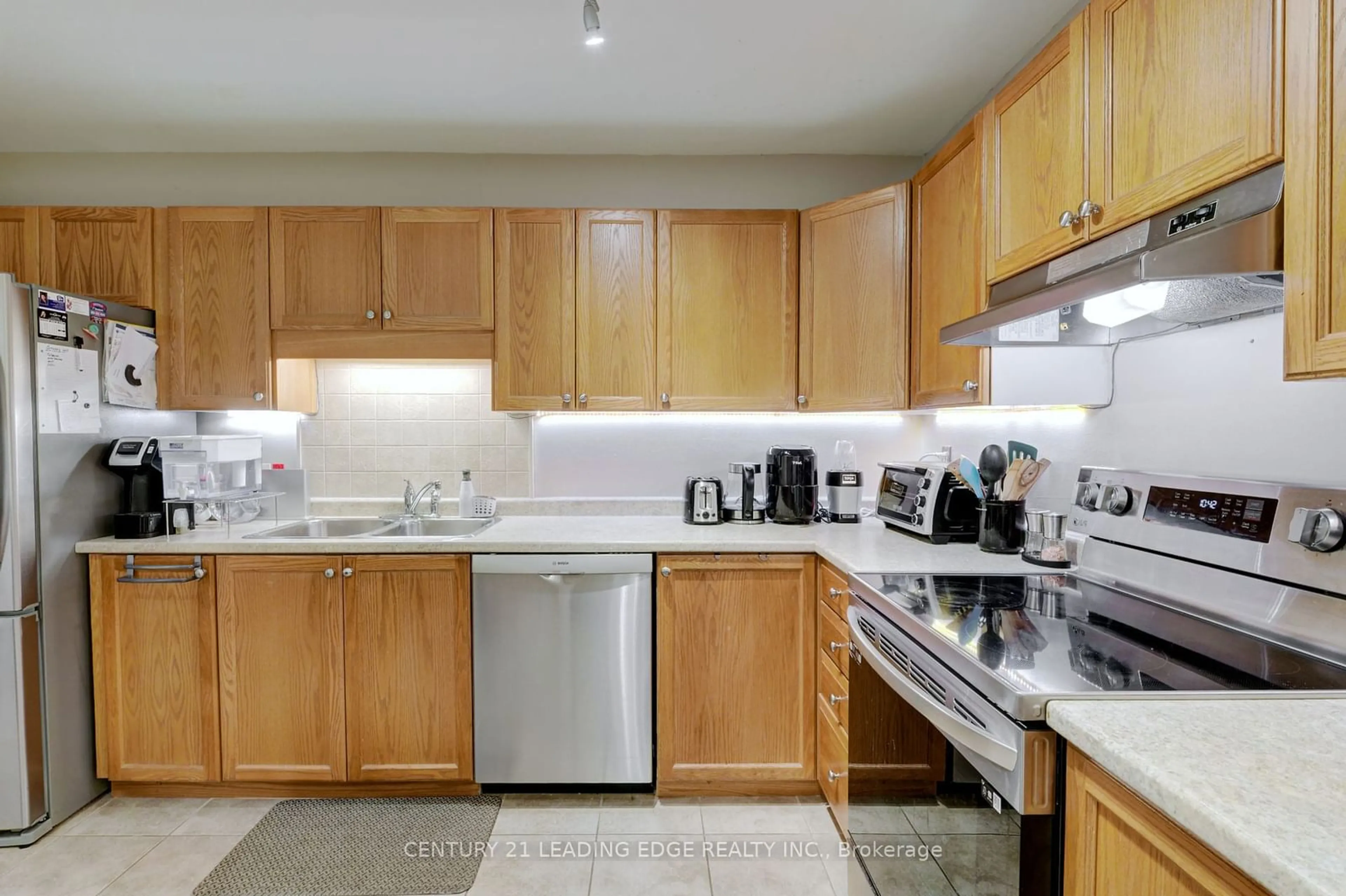 Standard kitchen for 222 Fellowes Cres #17, Hamilton Ontario L8B 0R1