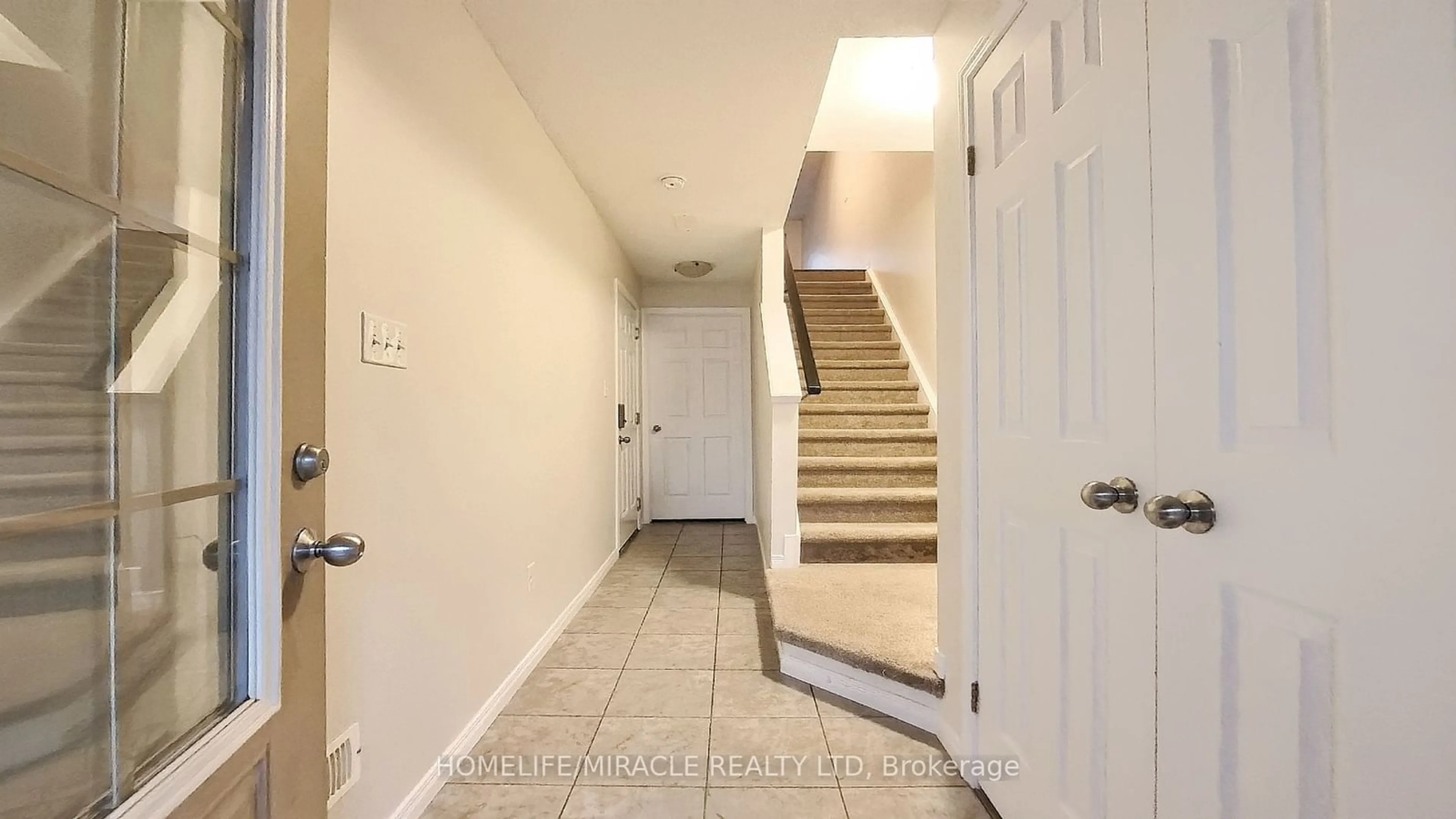 Indoor entryway, wood floors for 184 Maitland St, Kitchener Ontario N2R 0C3