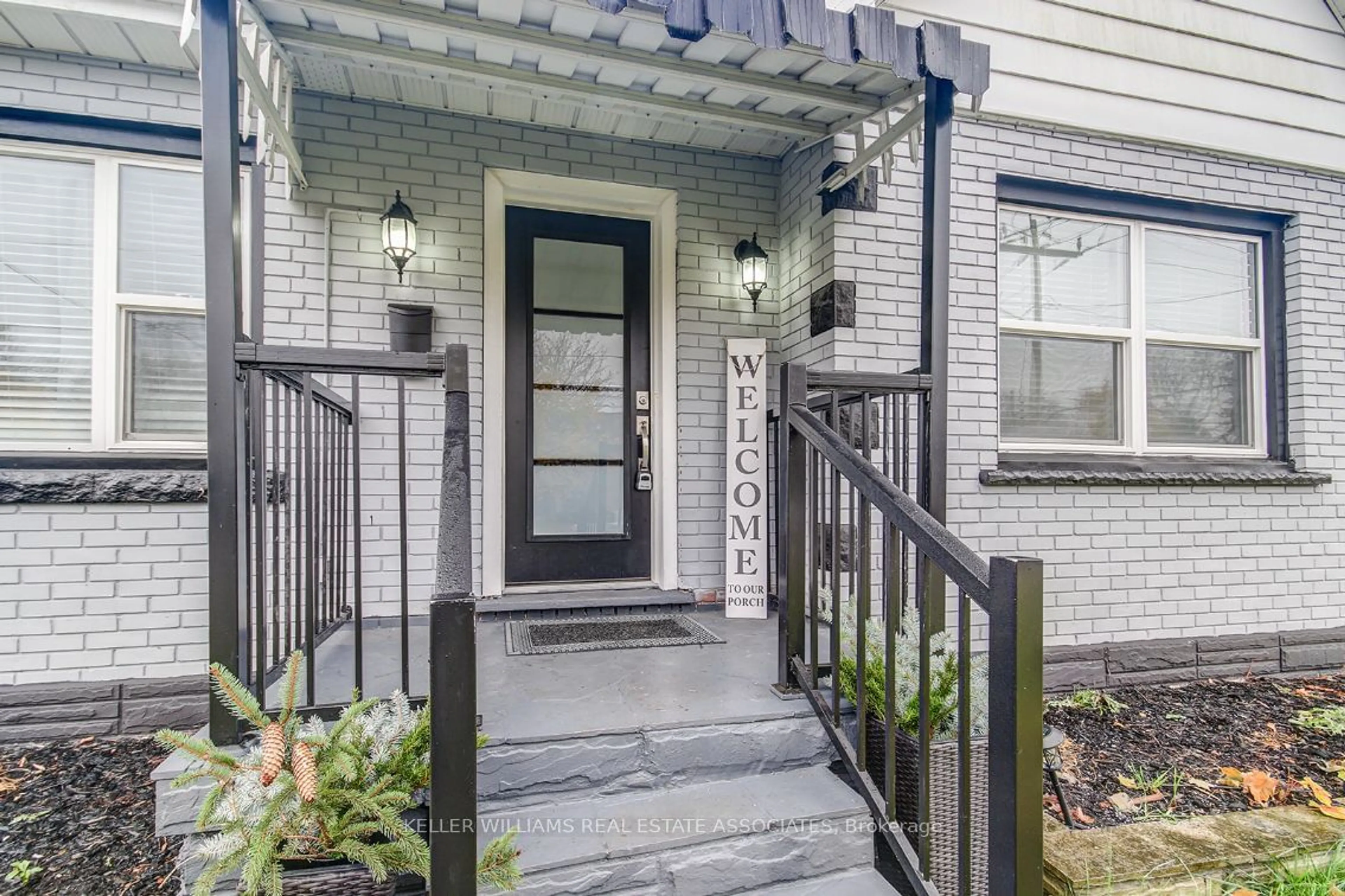 Indoor entryway, wood floors for 75 Tollgate Rd, Brantford Ontario N3R 4Z5