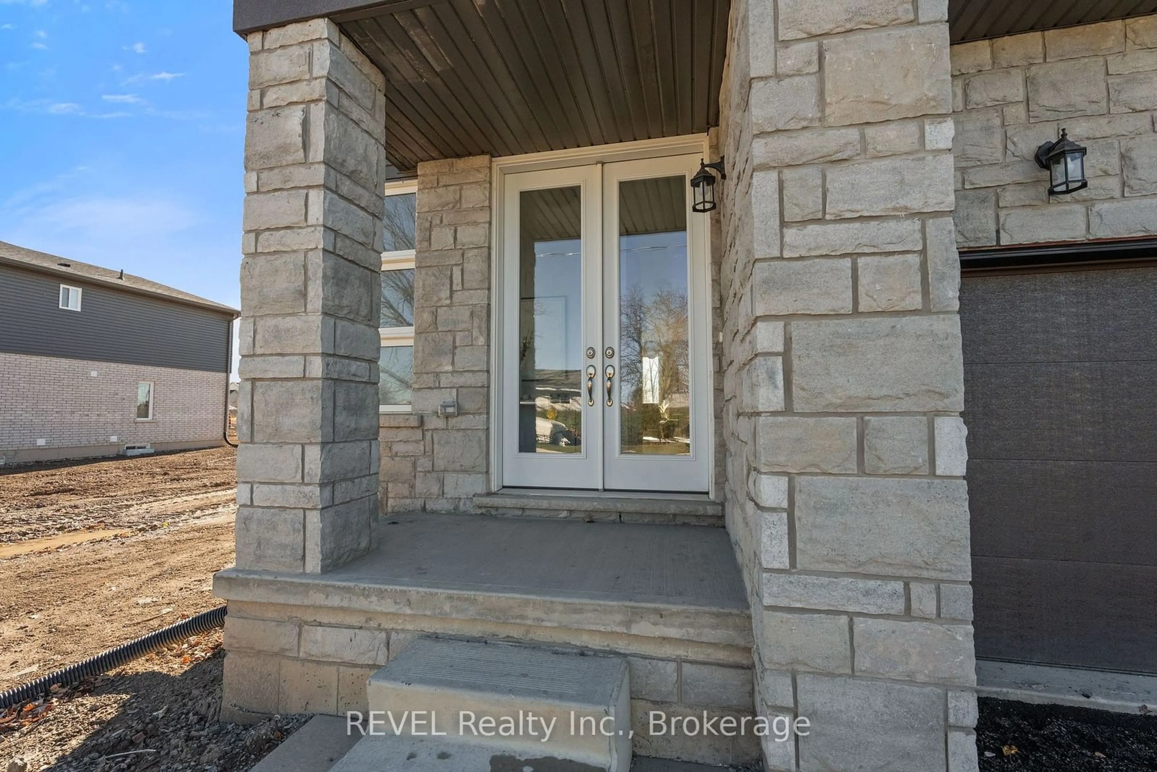 Indoor entryway, wood floors for 71 Laugher Ave, Welland Ontario L3B 1Z4