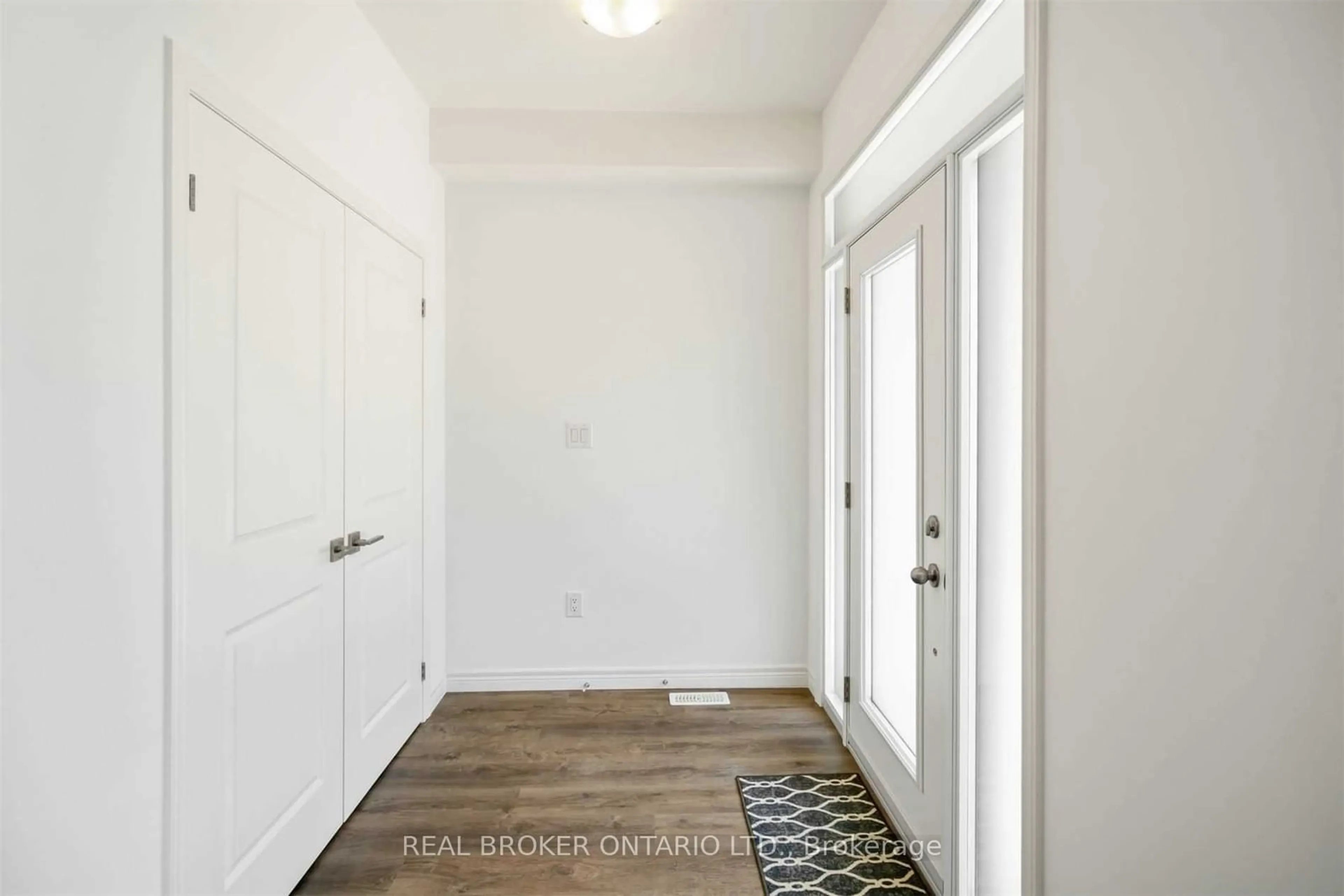 Indoor entryway, wood floors for 141 Summersides Blvd, Pelham Ontario L3B 5N5