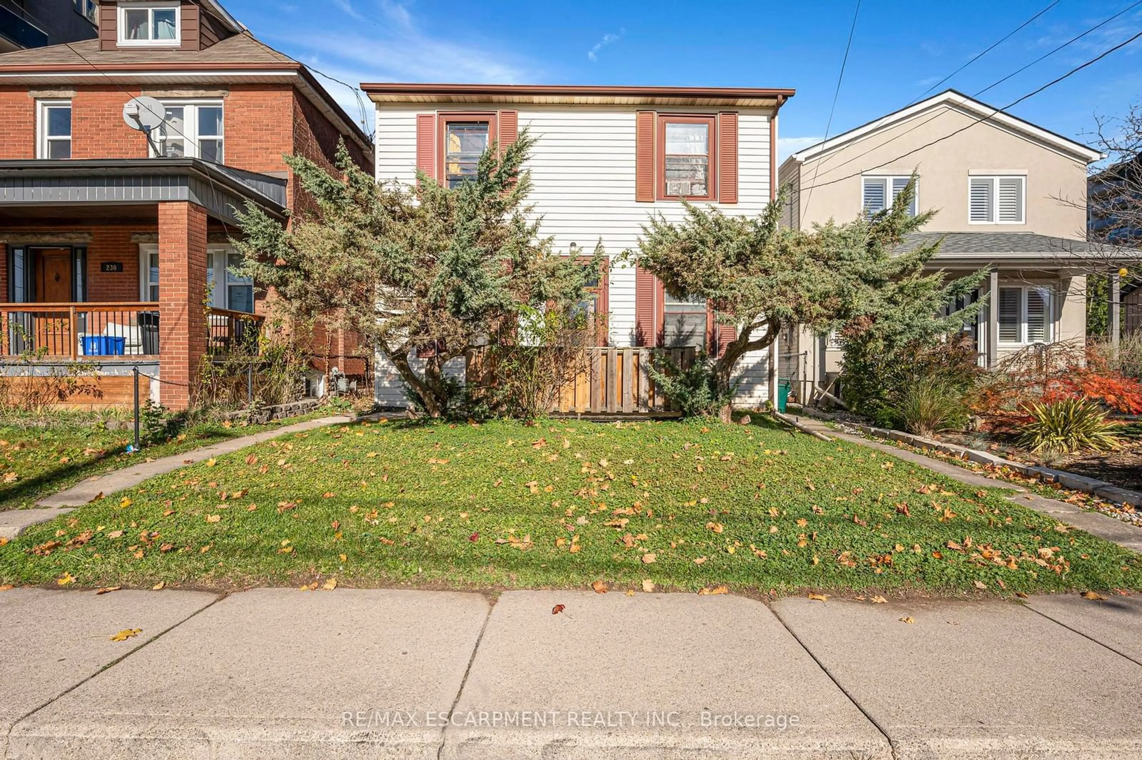 A pic from exterior of the house or condo, the street view for 228 Duke St, Hamilton Ontario L8P 1Y3