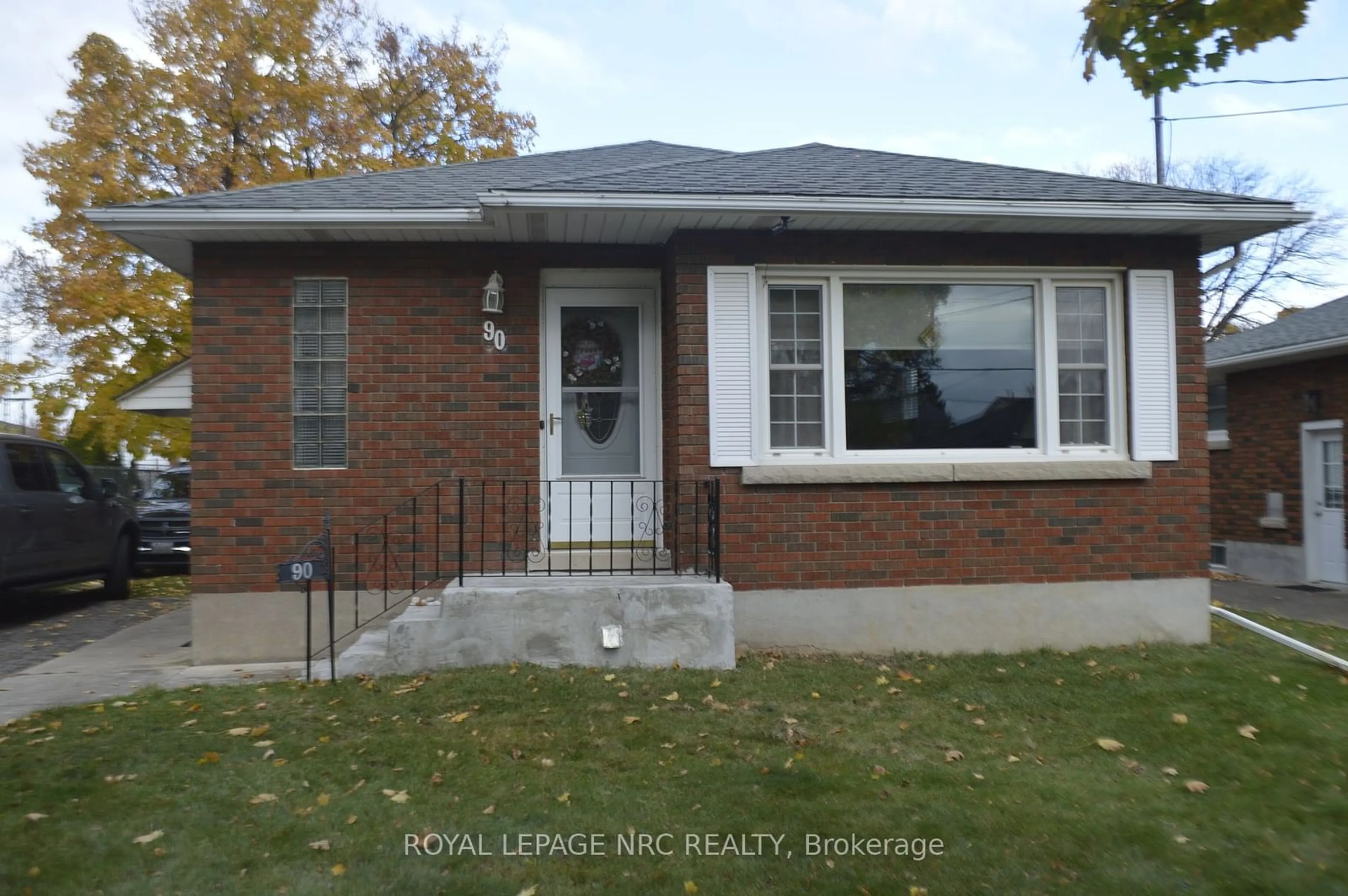 Home with brick exterior material for 90 Richmond St, Thorold Ontario L2V 3H1