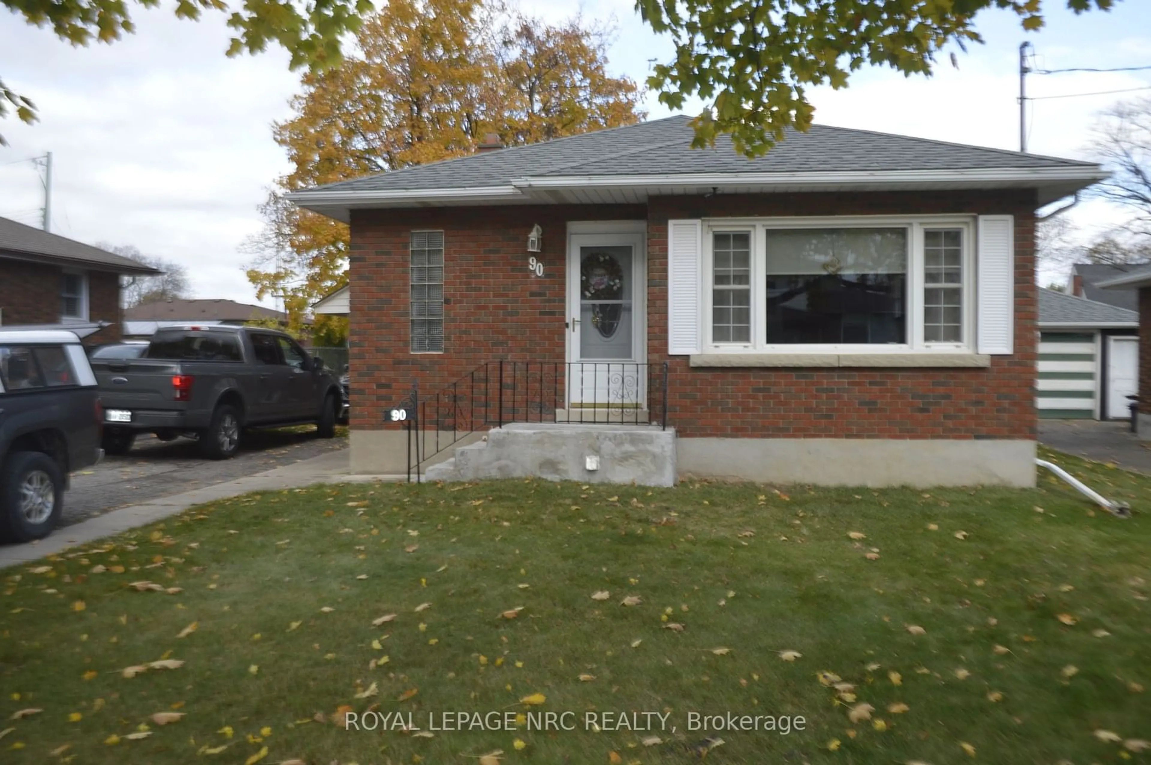 Frontside or backside of a home, the street view for 90 Richmond St, Thorold Ontario L2V 3H1