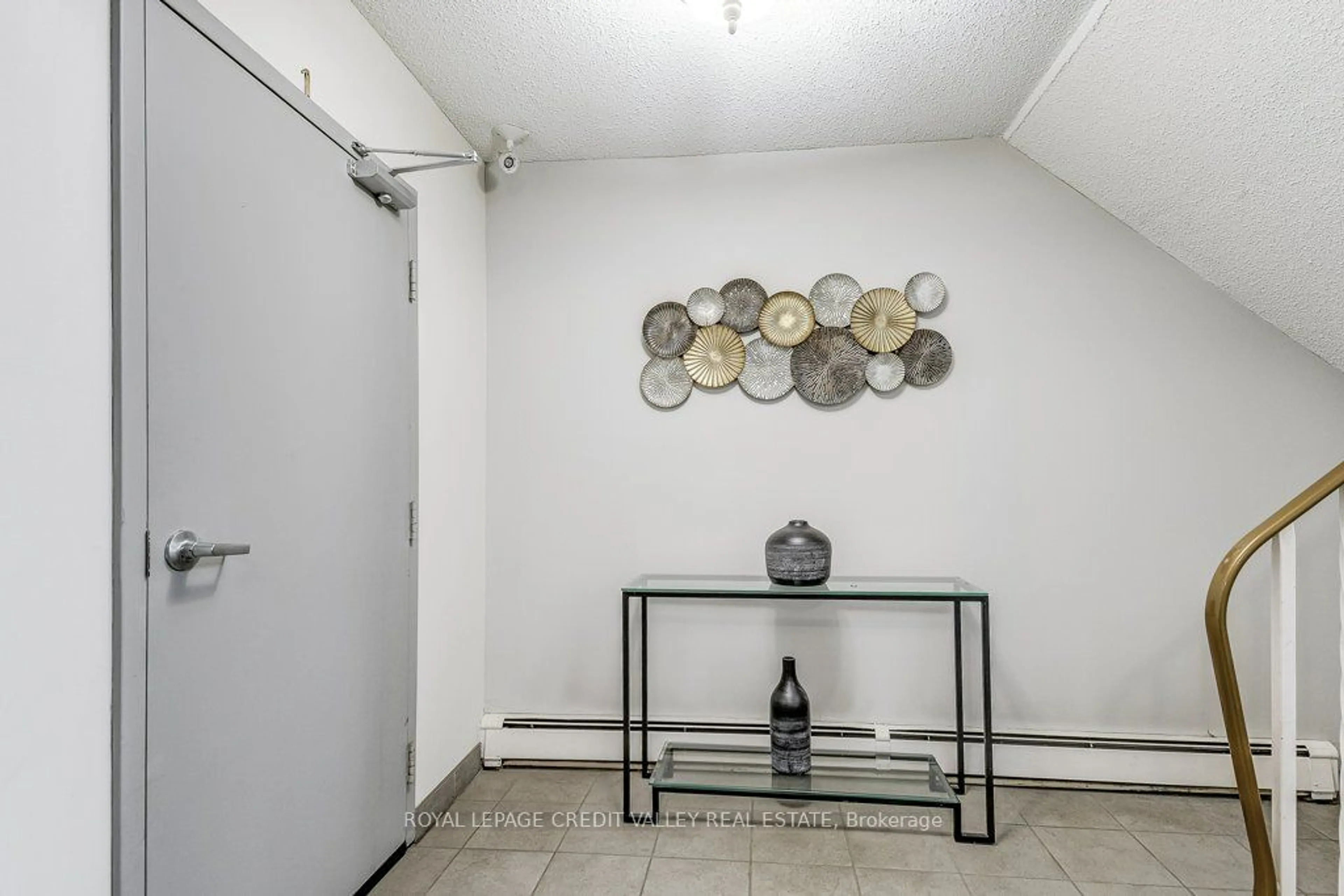 Indoor entryway, cement floor for 6 Shettleston Dr #302, Cambridge Ontario N3H 5E7