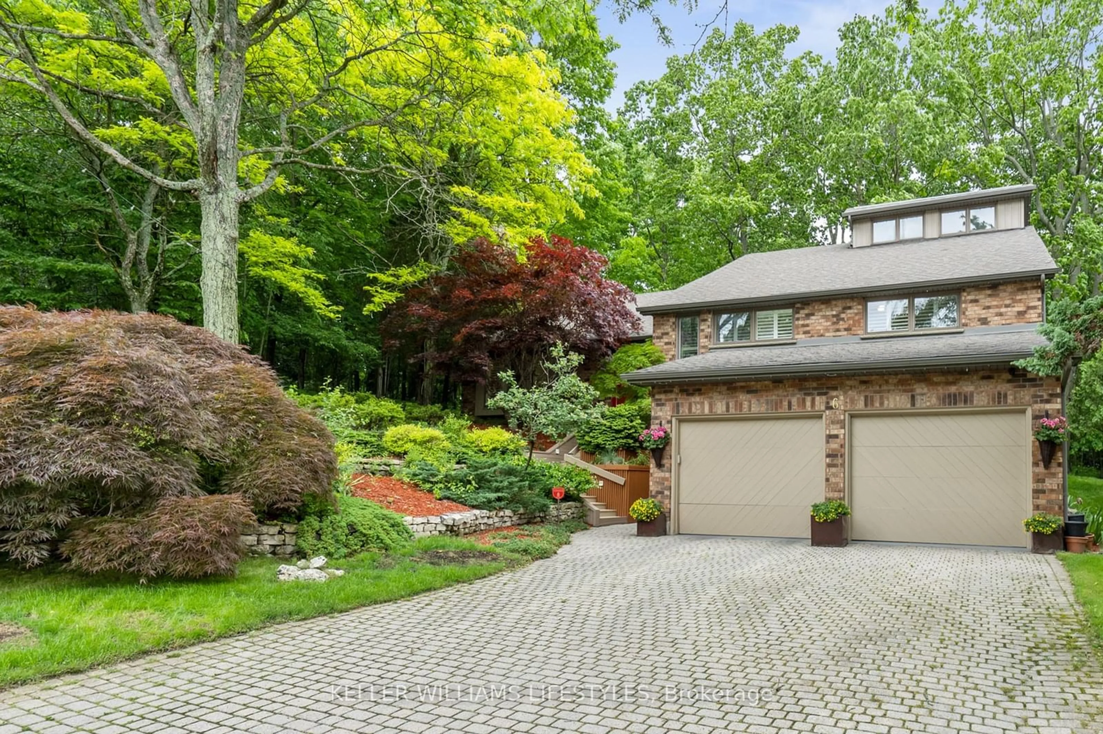 A pic from exterior of the house or condo, the fenced backyard for 6 Ainsley Crt, London Ontario N6K 3Z8