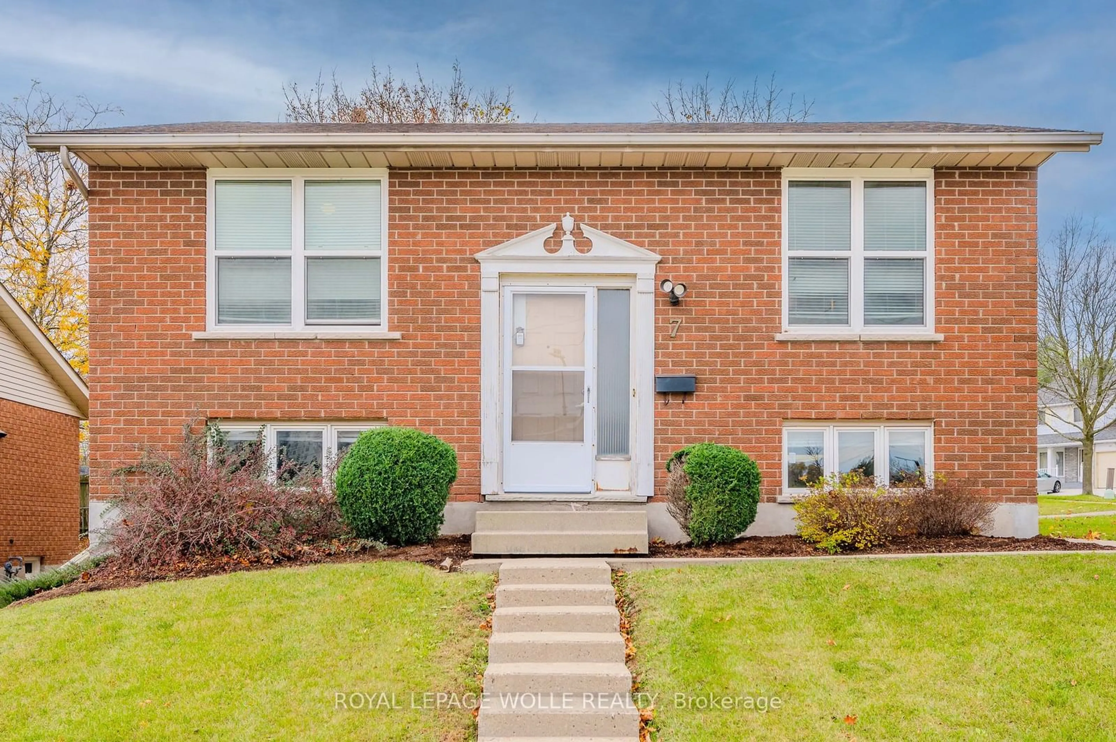 A pic from exterior of the house or condo, the street view for 7 Daytona St, Kitchener Ontario N2M 5M3