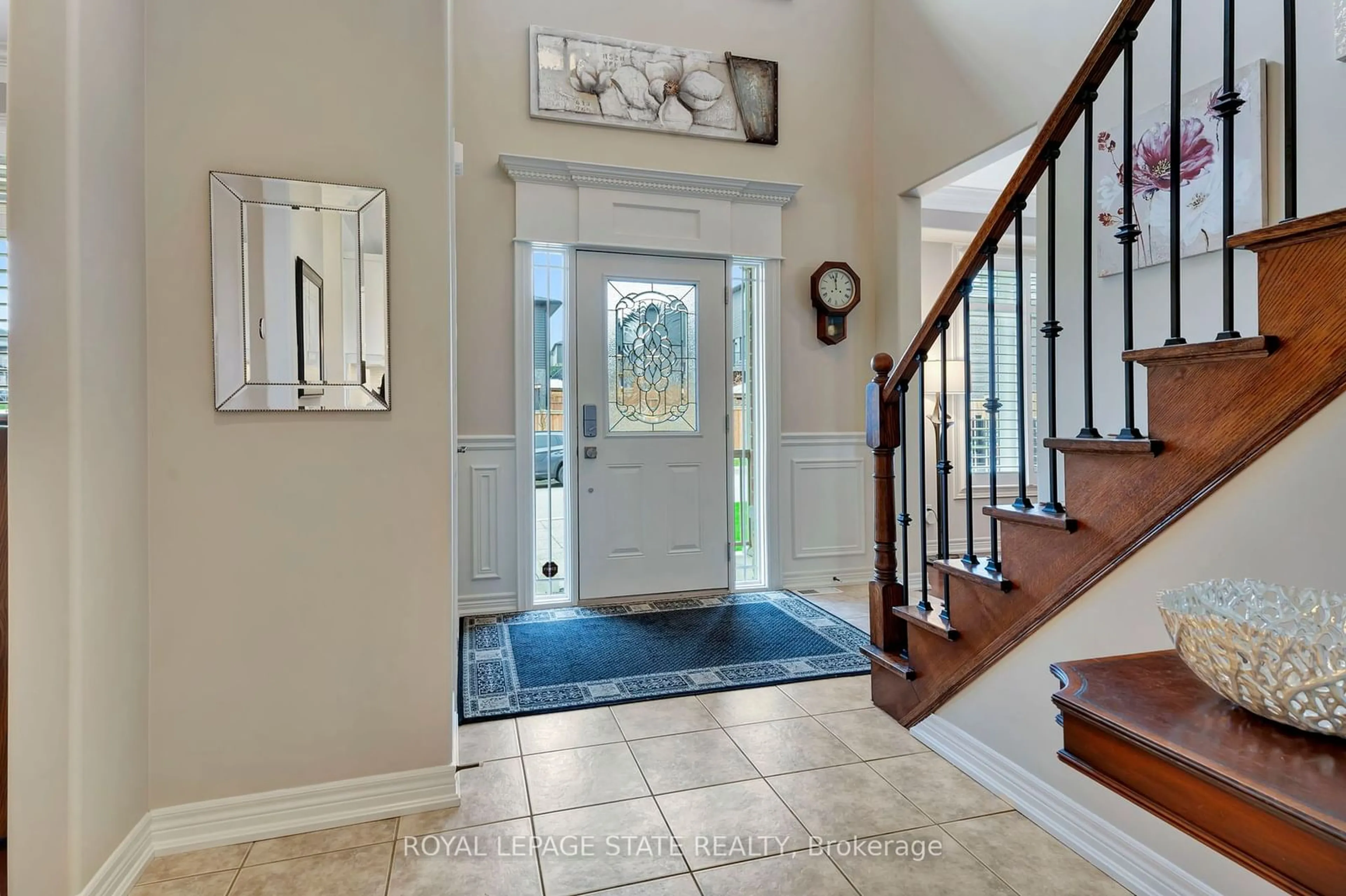 Indoor entryway, wood floors for 4070 Stadelbauer Dr, Lincoln Ontario L0R 1B7