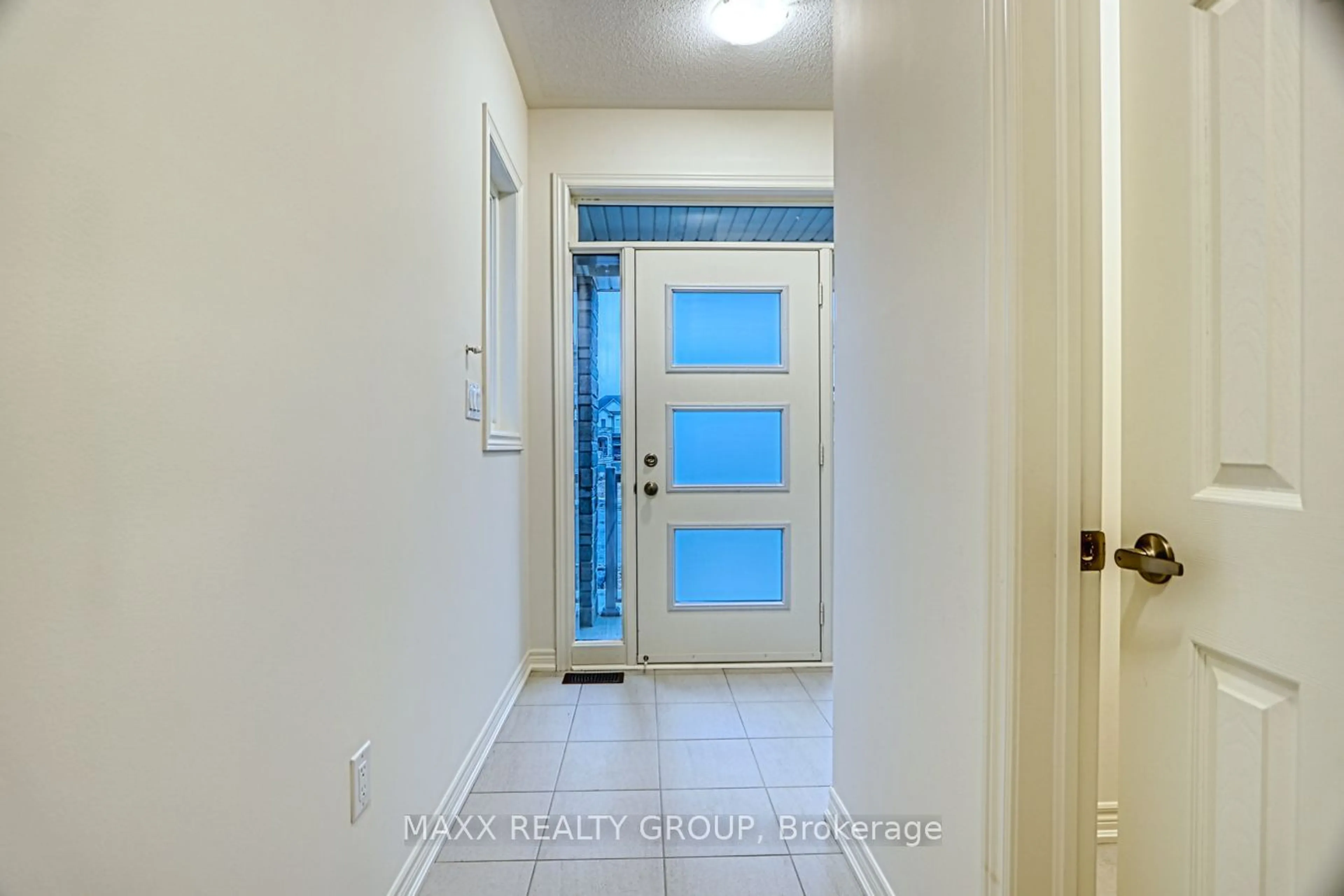 Indoor entryway, wood floors for 297 Great Falls Blvd, Hamilton Ontario L0R 2H7