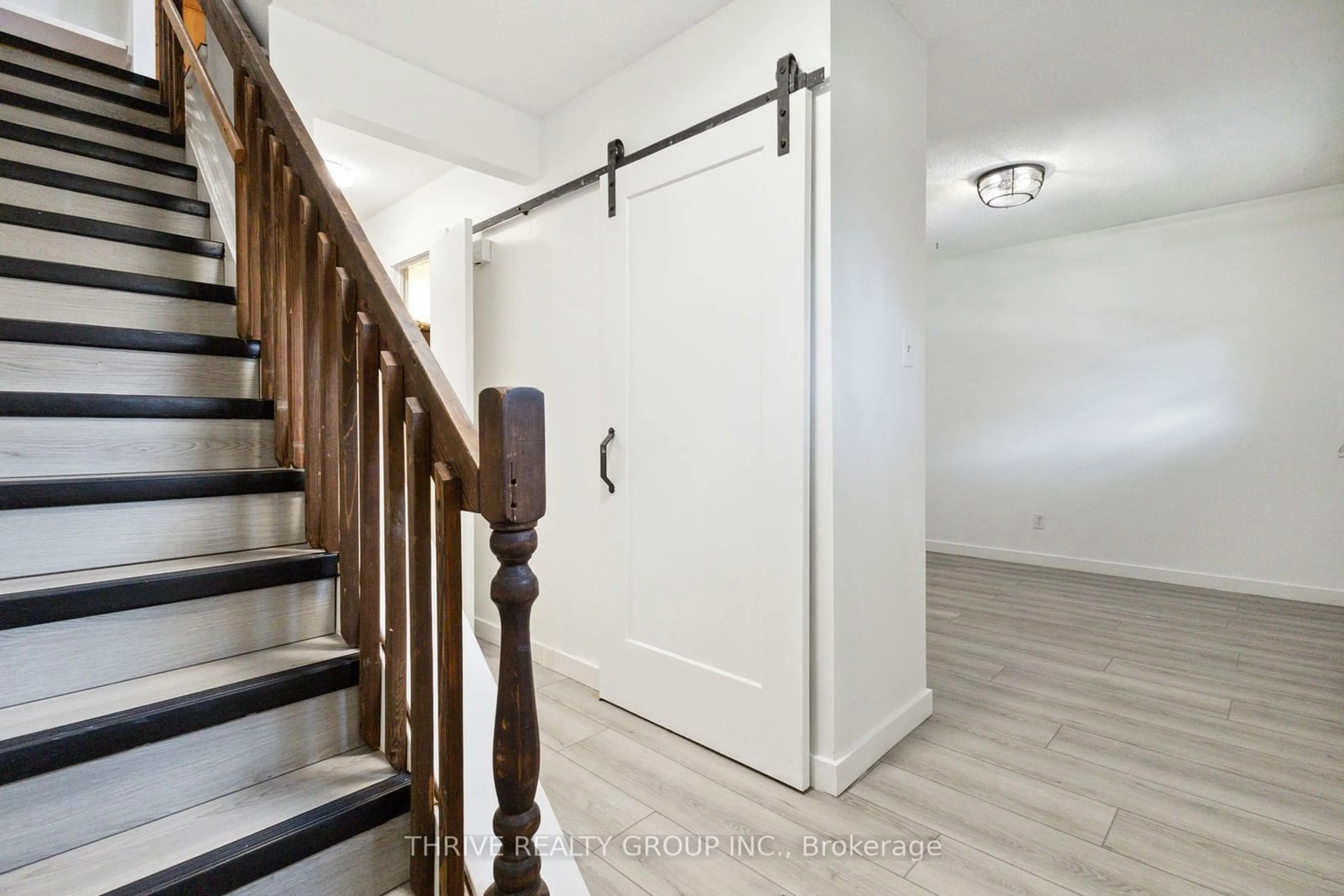 Indoor entryway, wood floors for 1330 Jalna Blvd #130, London Ontario N6E 2H7