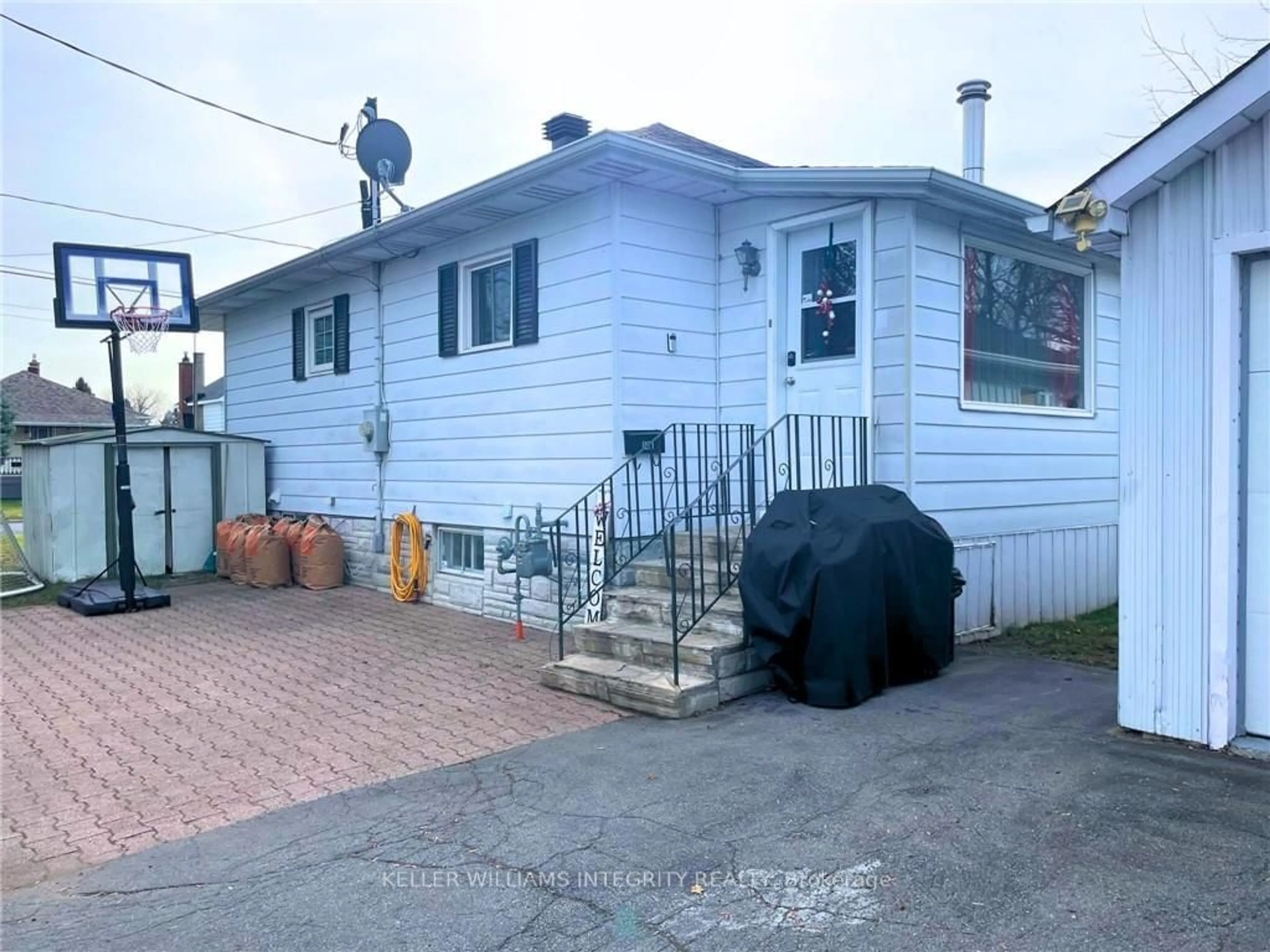 Frontside or backside of a home, the street view for 301 TWELFTH St, Cornwall Ontario K6J 3C7