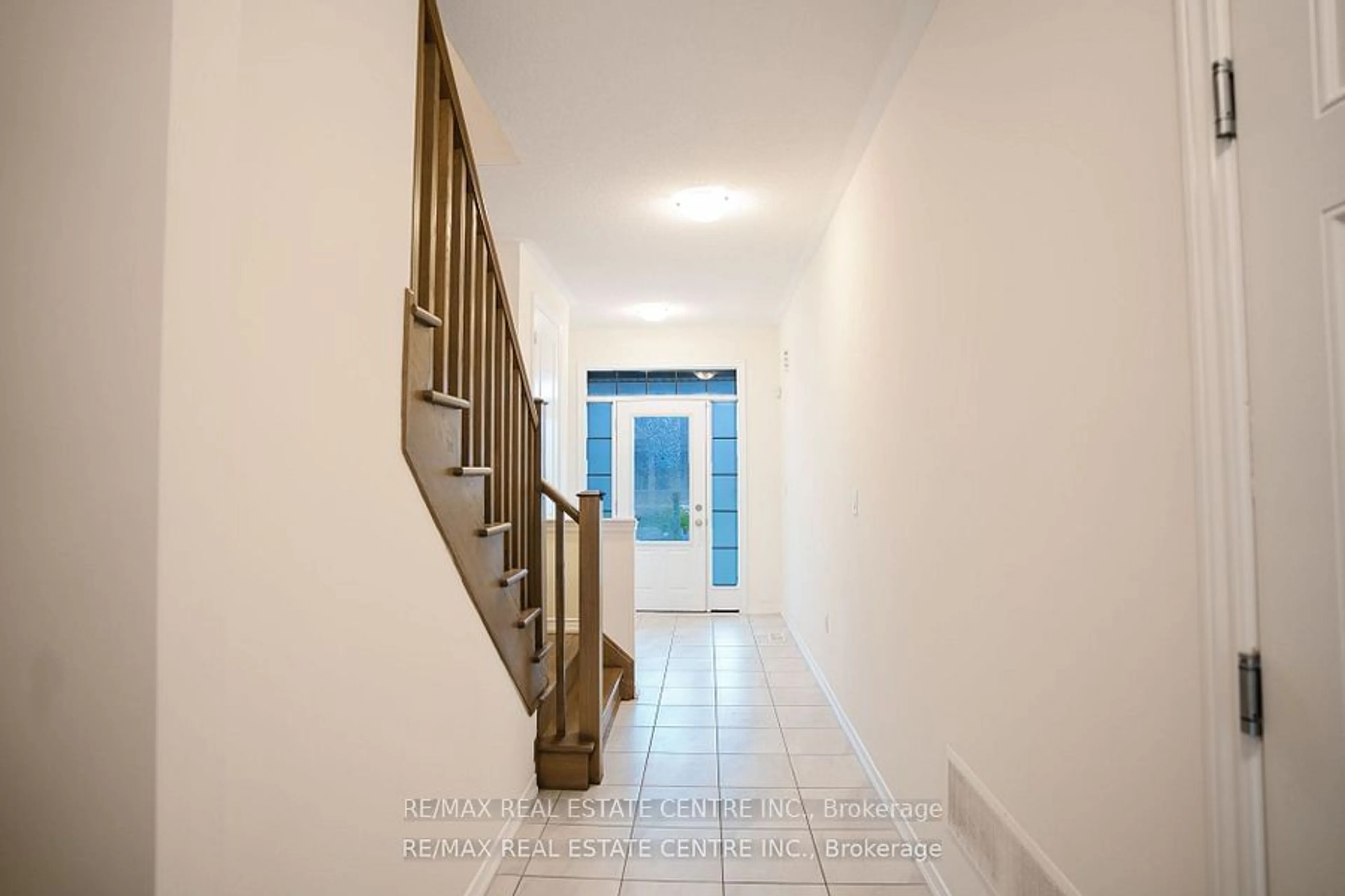 Indoor foyer, cement floor for 60 Cosmopolitan Common St #10, St. Catharines Ontario L2M 0B8