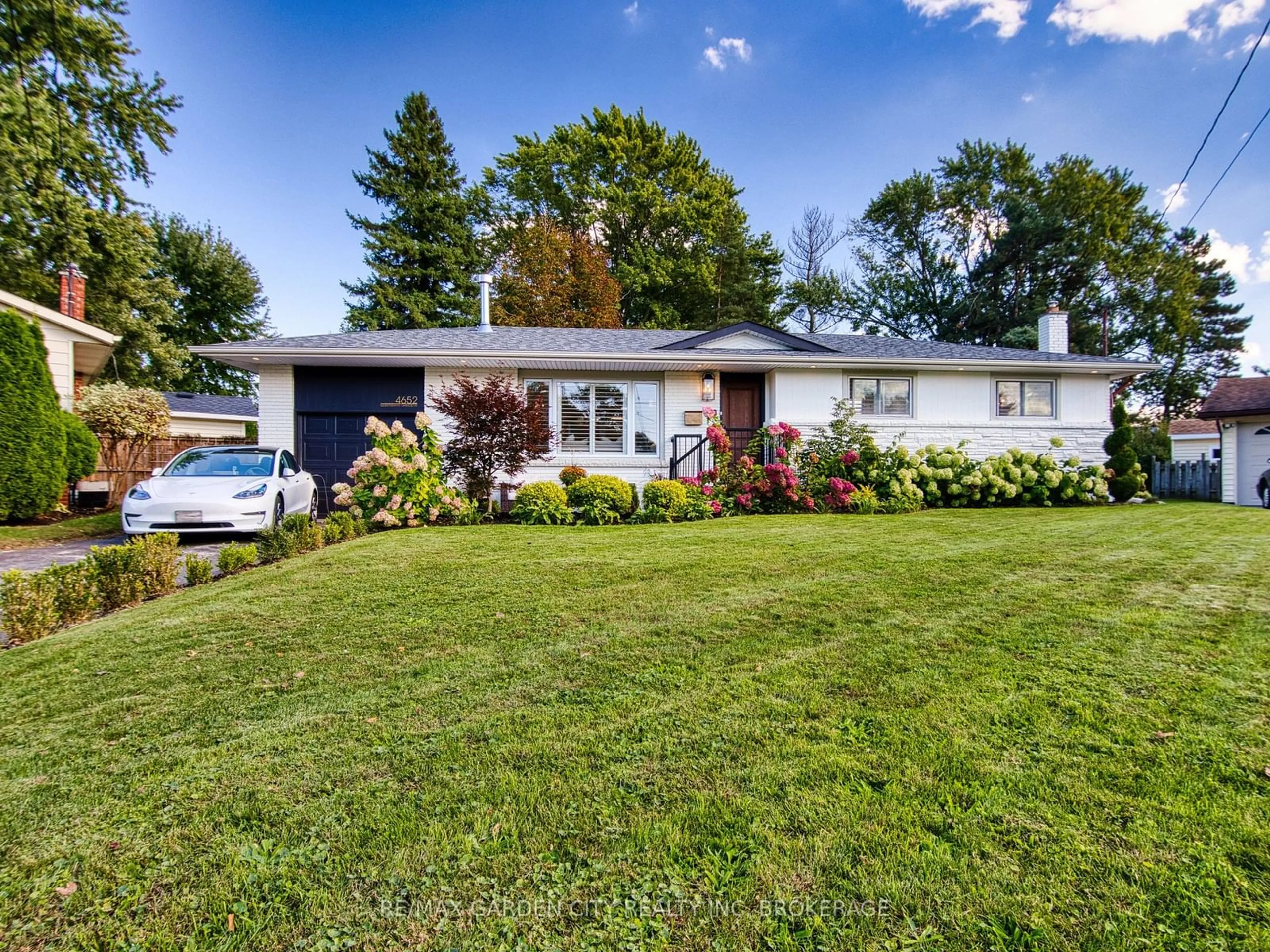 Frontside or backside of a home, cottage for 4652 Queensway Gdns, Niagara Falls Ontario L2E 6R3