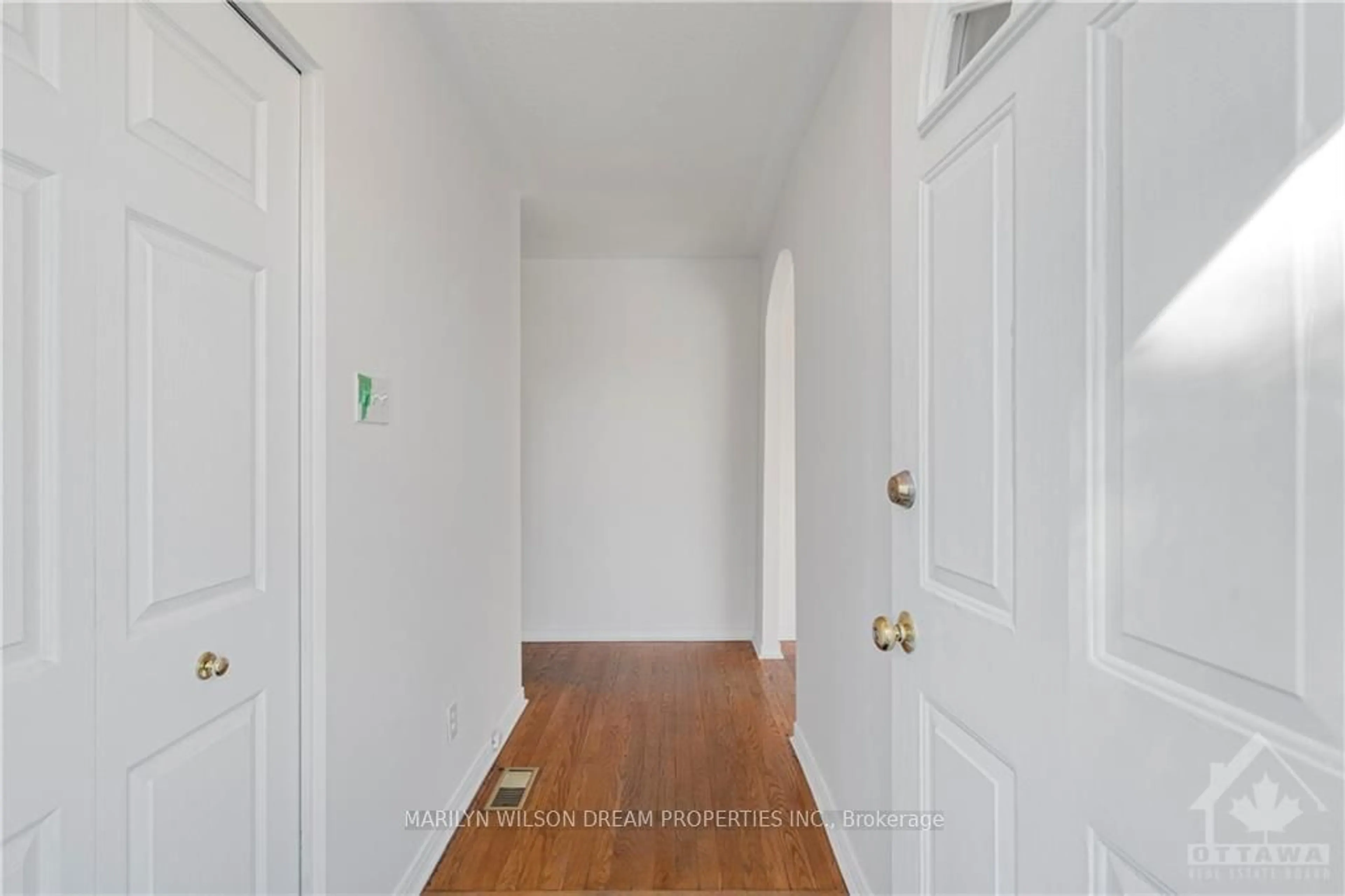 Indoor entryway, wood floors for 17 DOMUS Cres, Bells Corners and South to Fallowfield Ontario K2H 6A3