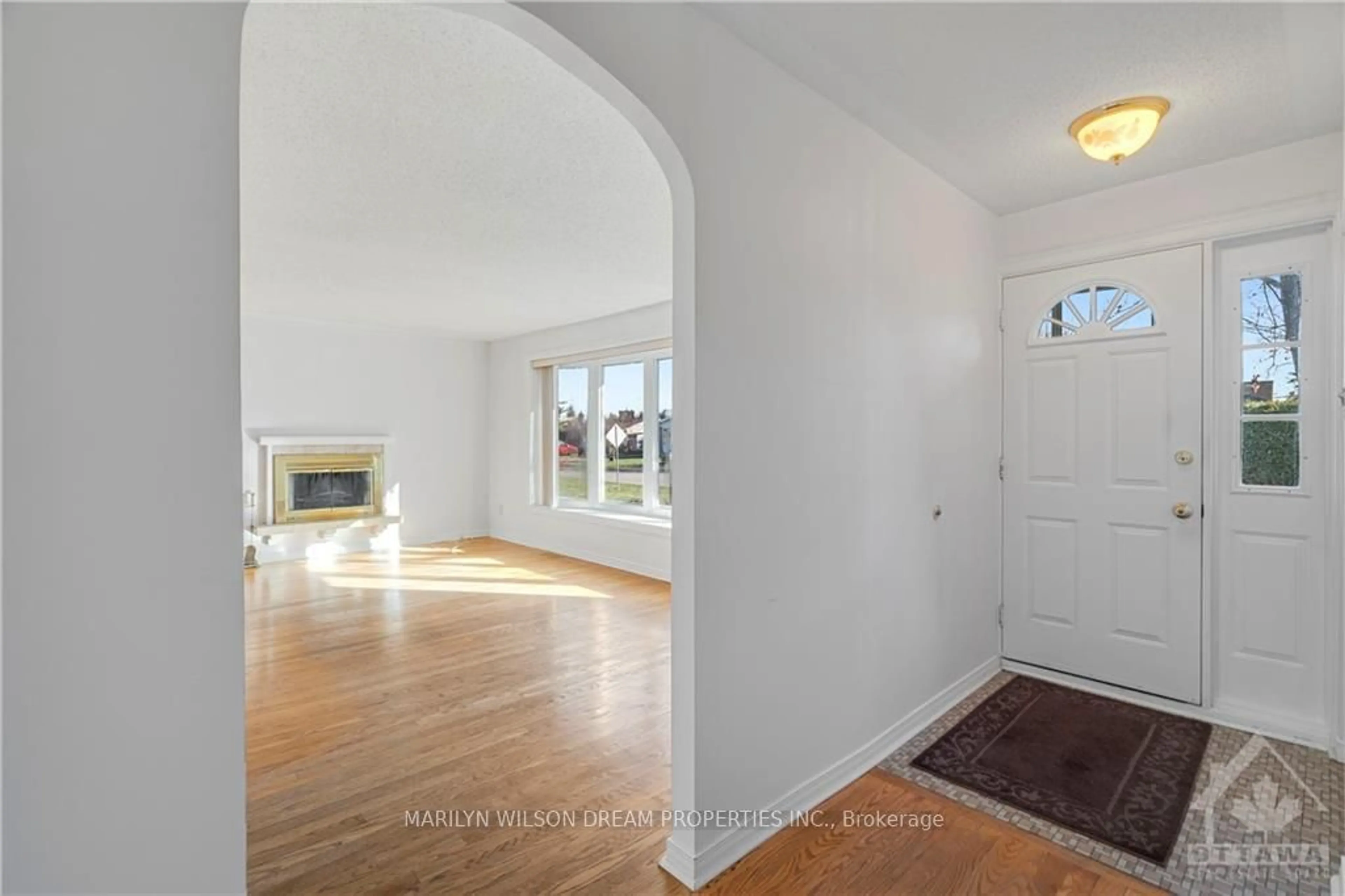 Indoor entryway, wood floors for 17 DOMUS Cres, Bells Corners and South to Fallowfield Ontario K2H 6A3