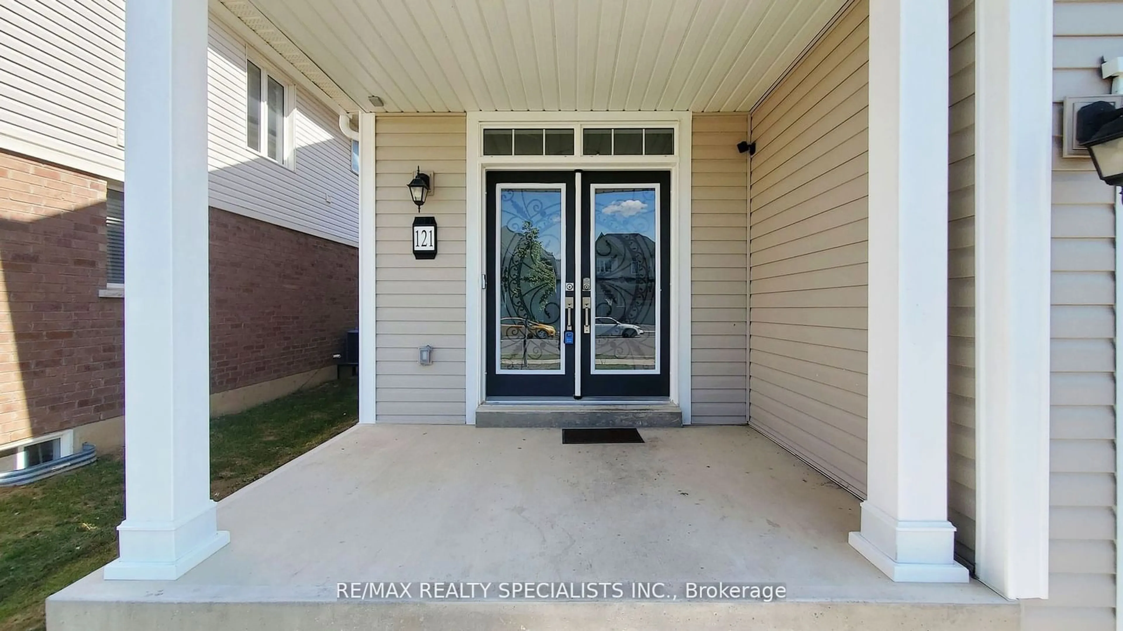 Indoor entryway, cement floor for 121 Longboat Run Rd, Brantford Ontario N3T 0R8