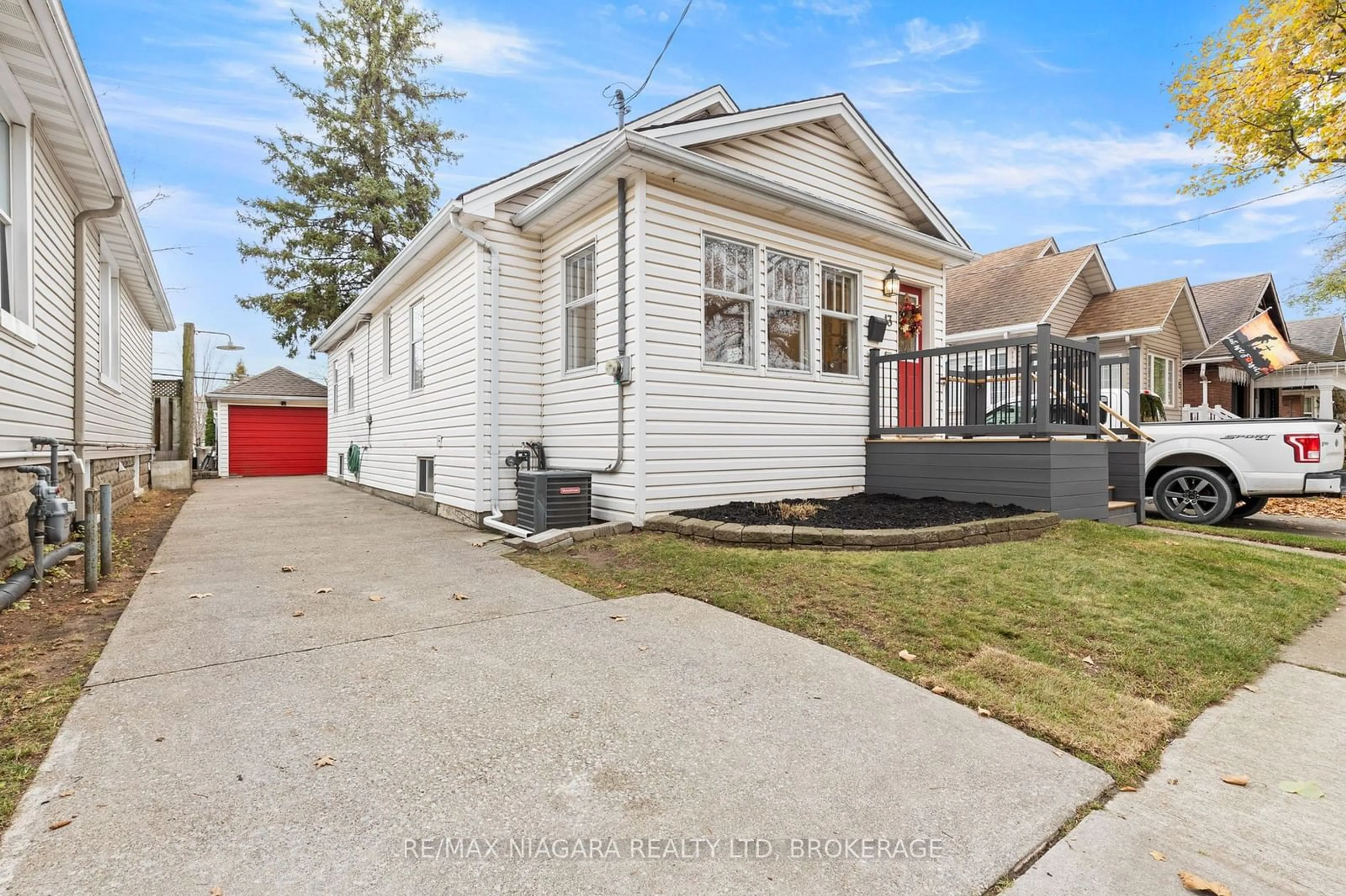 Frontside or backside of a home, cottage for 13 Linden St, St. Catharines Ontario L2R 1H4